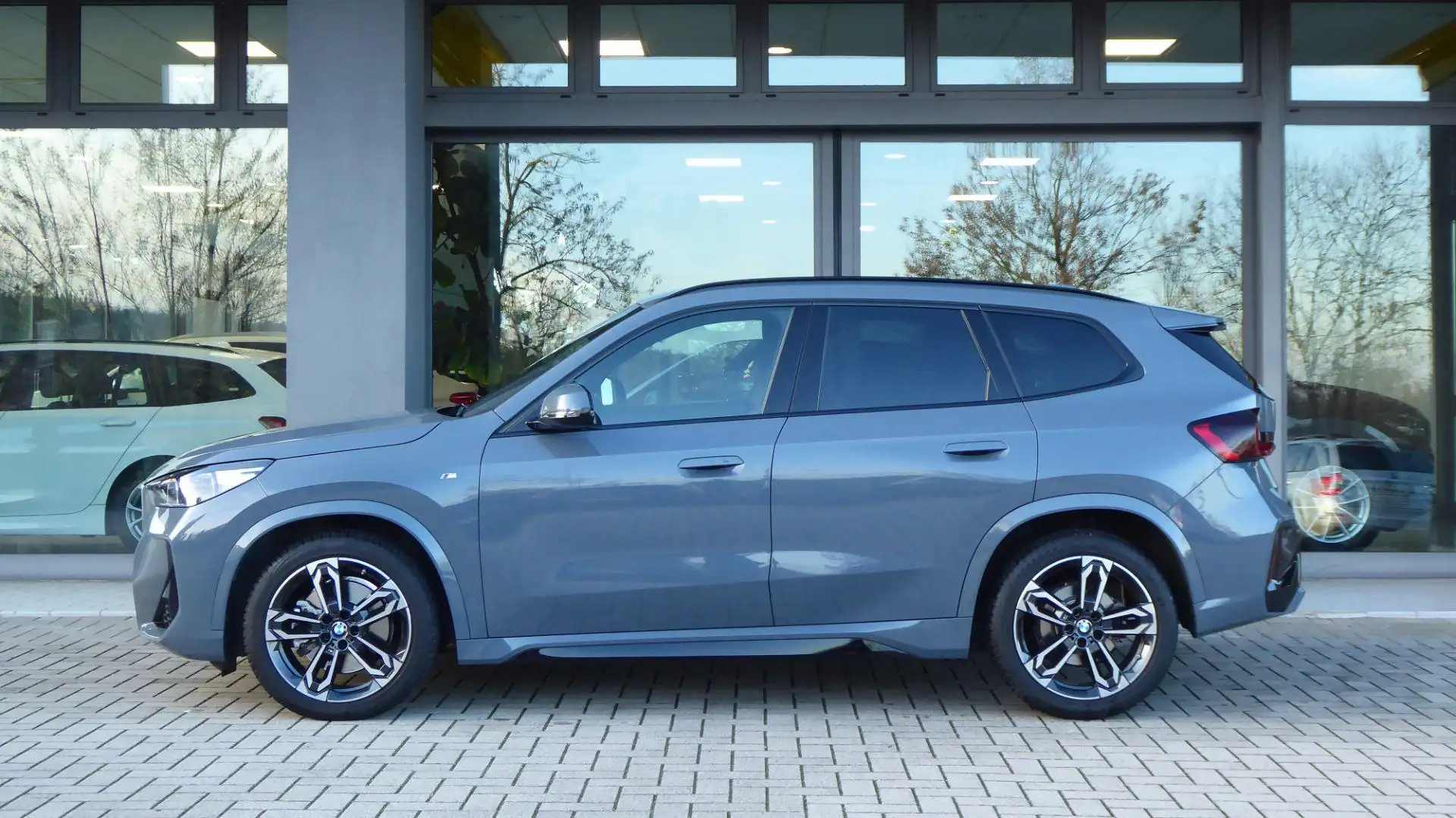 BMW X1 xDrive 23i Msport Grau - 2