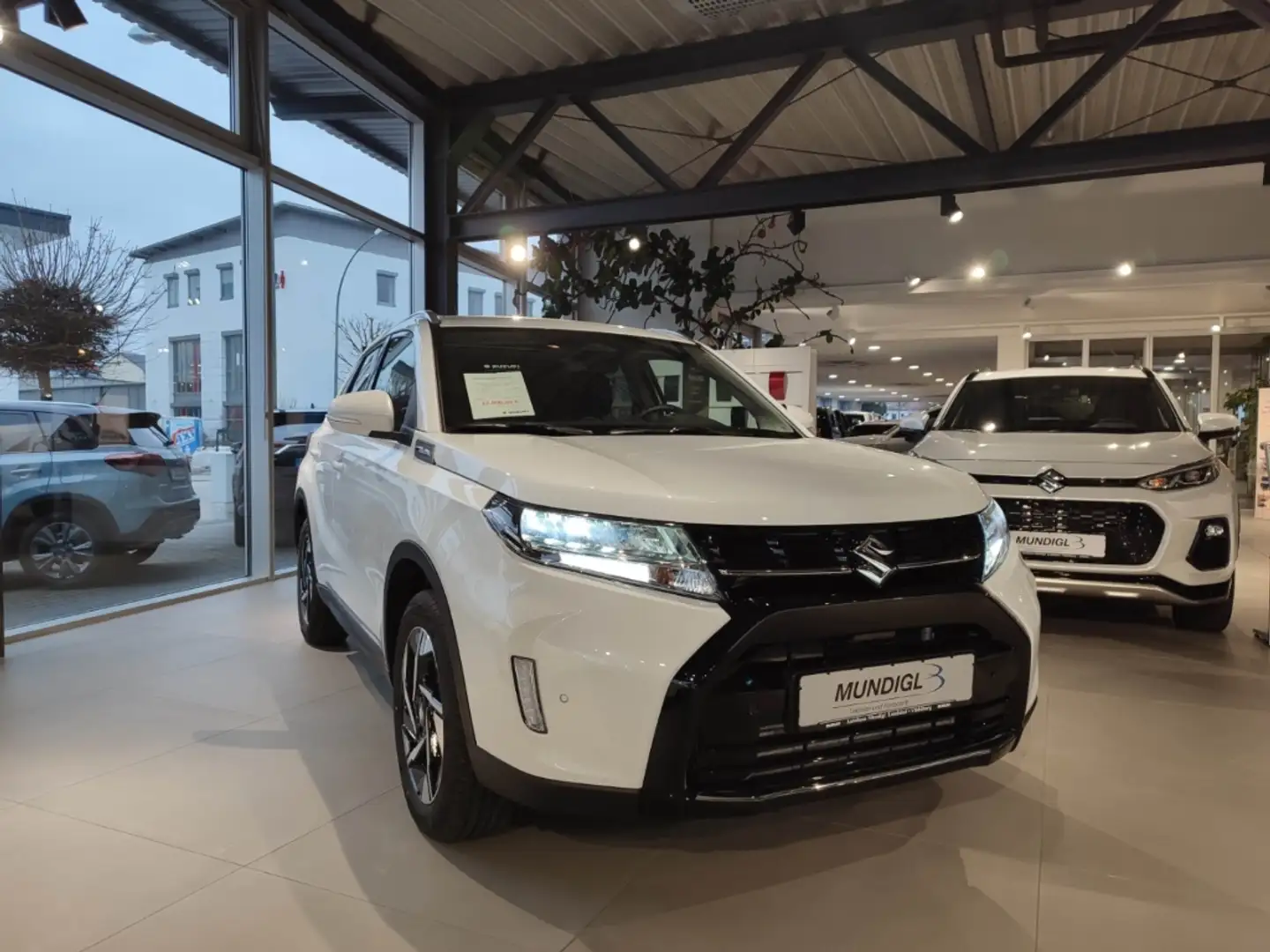 Suzuki Vitara Comfort+ Allgrip 4x4 MHEV NAVI PANO RFK ACC PDC SH Weiß - 1