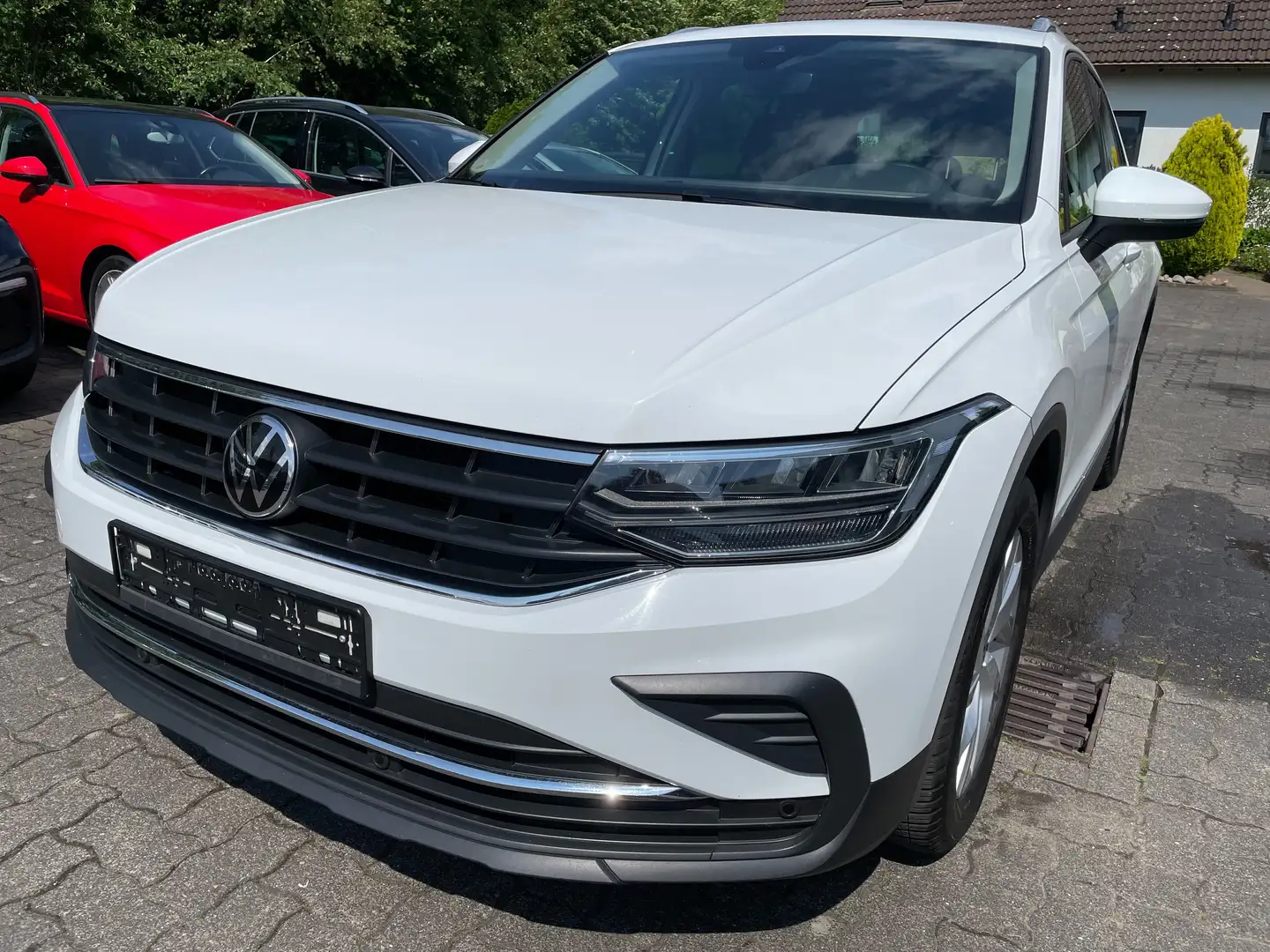 Volkswagen Tiguan Active 2.0 TDI SCR Active Navi el.AHK AWR RFK WiFI Weiß - 1