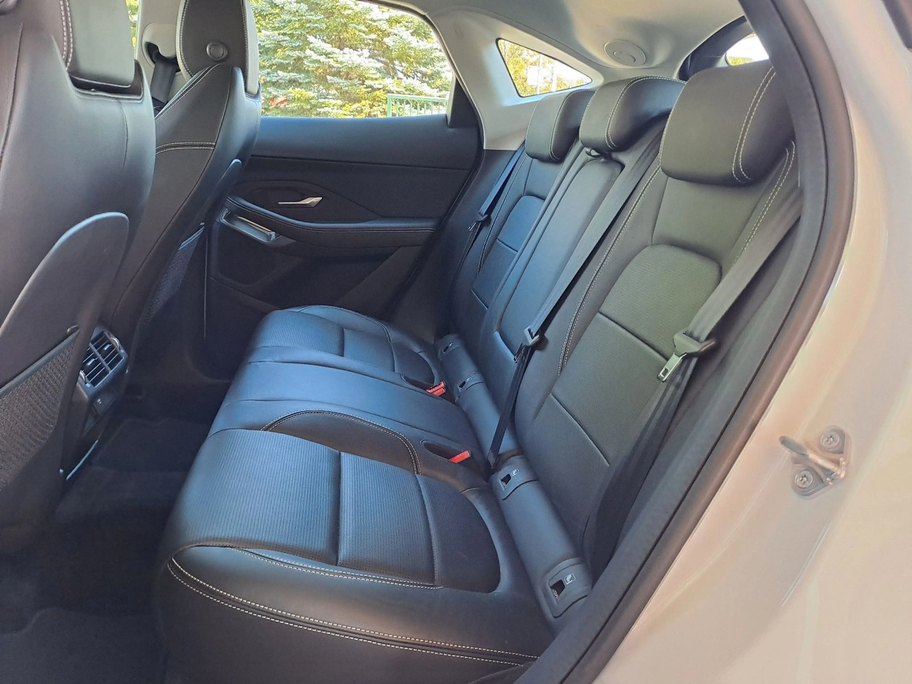 Jaguar E-Pace D180 AWD R-DYNAMIC Automatik — photo 14