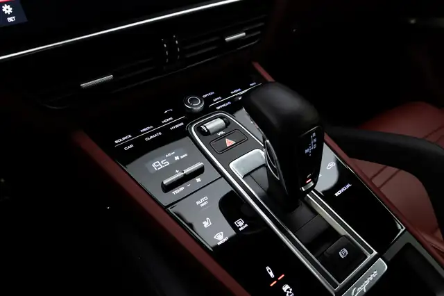 Porsche Cayenne view 16
