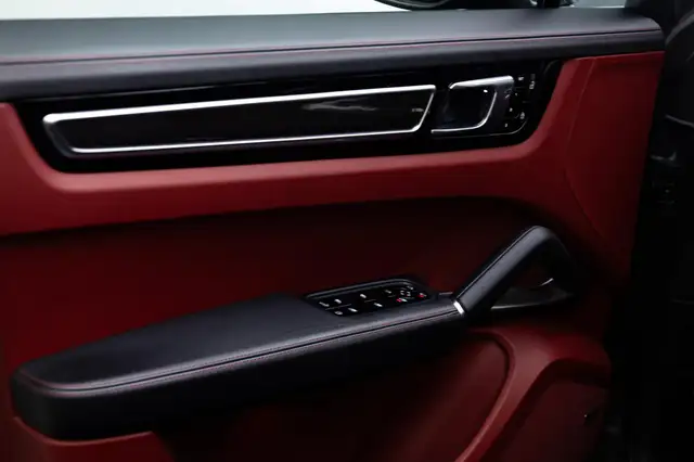 Porsche Cayenne view 19