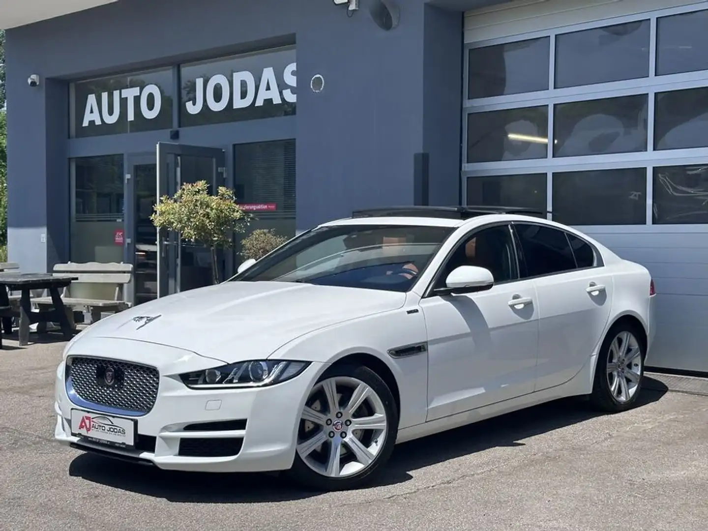 Jaguar XE 20d Portfolio Aut. **Keyless-Go/Panorama** Weiß - 2