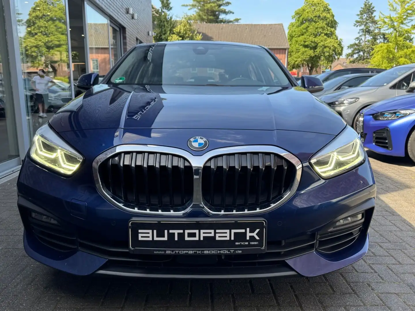 BMW 118 i Advantage Aut. LiveCockpit LED SHZ Wireless Blau - 2