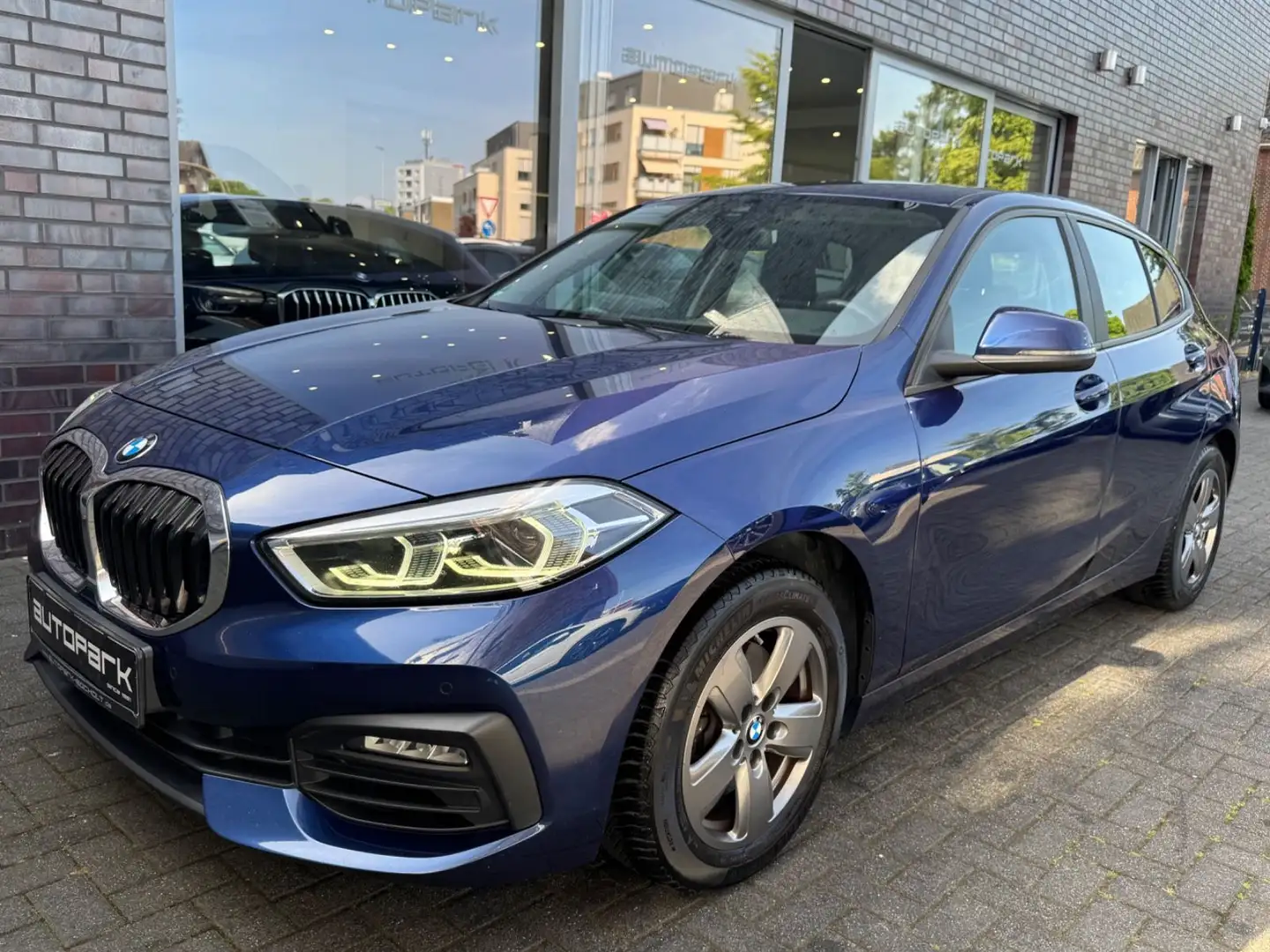 BMW 118 i Advantage Aut. LiveCockpit LED SHZ Wireless Blau - 1