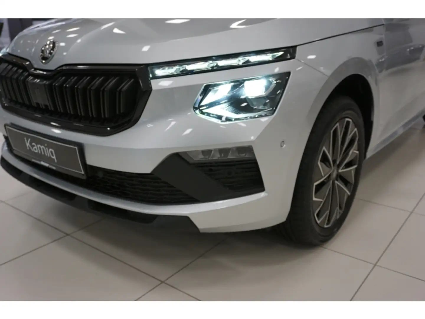Skoda Kamiq 1.5 TSI Tour DSG Navi Matrix Pano ACC Kamera Dig.C Silber - 2
