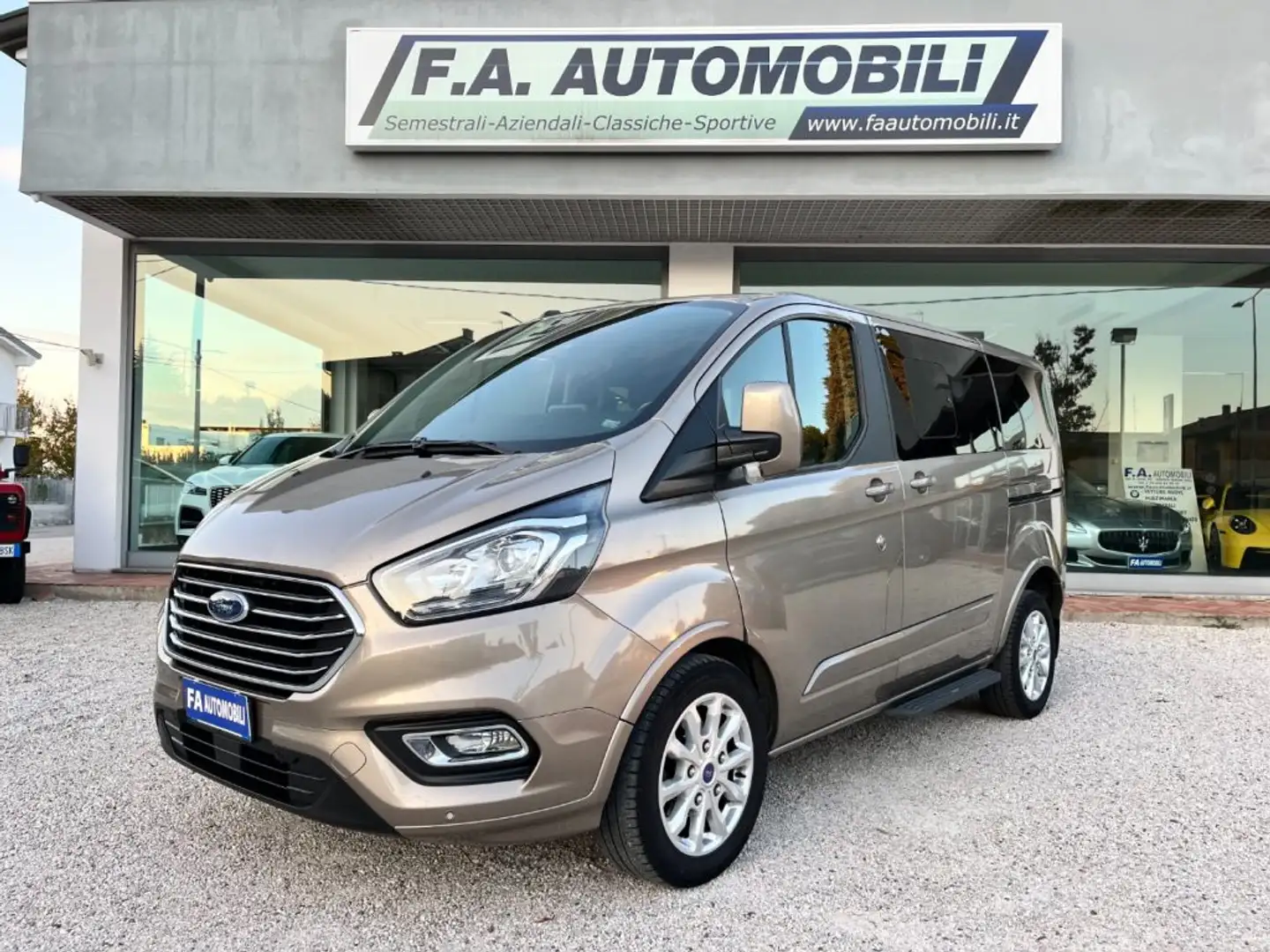 Ford Tourneo Custom 320 2.0 TDCi 130CV MHEV PC Titanium *8 POSTI* Grigio - 1