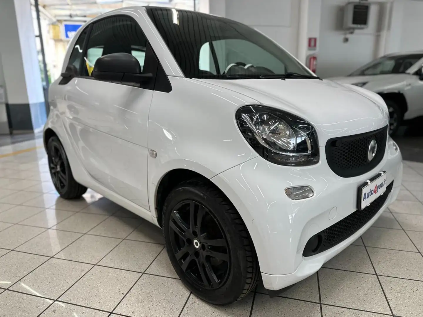 smart forTwo 60 1.0 Youngster - NEOPATENTATO Bianco - 1
