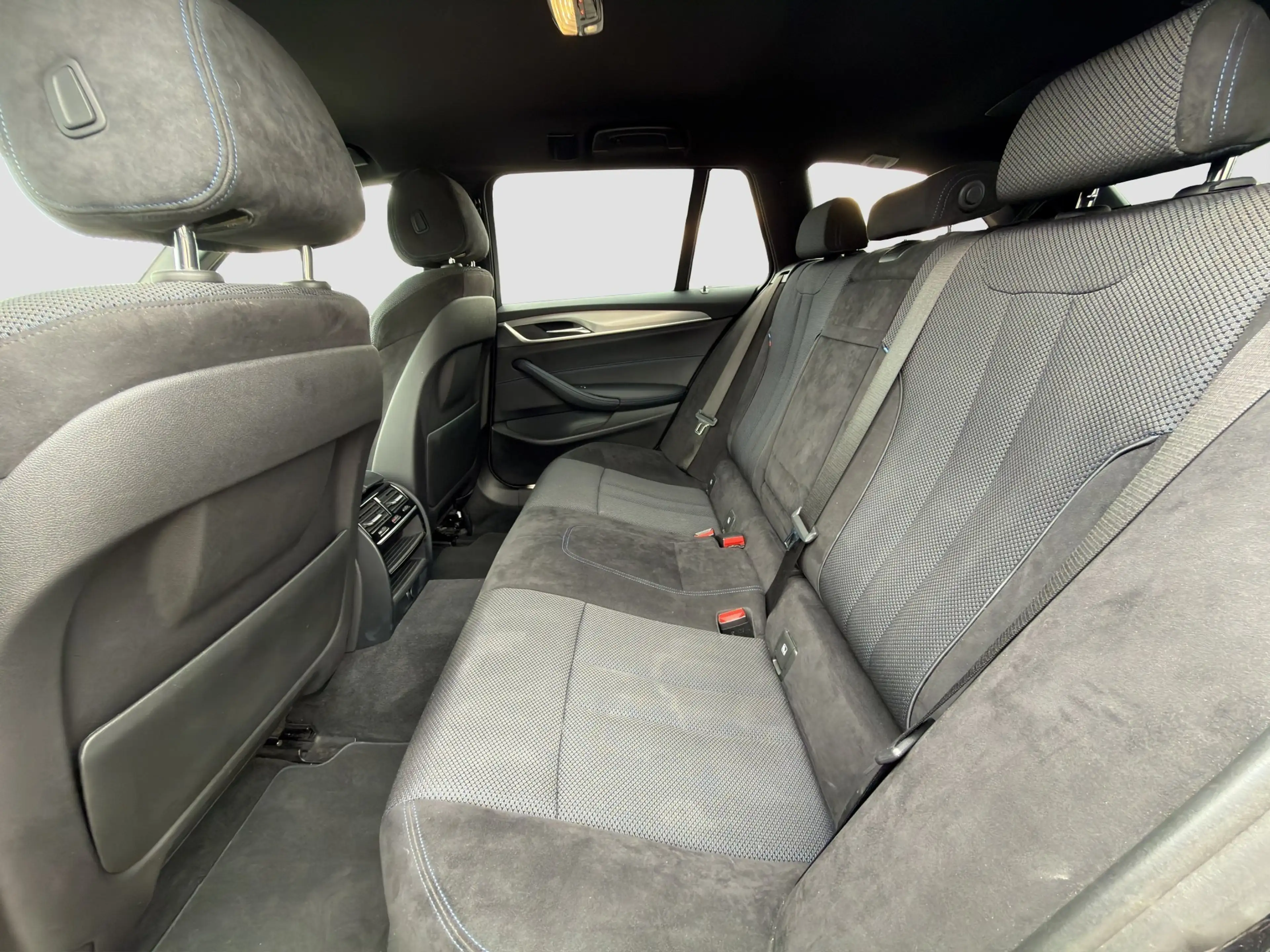 BMW 520 d xDrive Touring M-Sport — photo 11