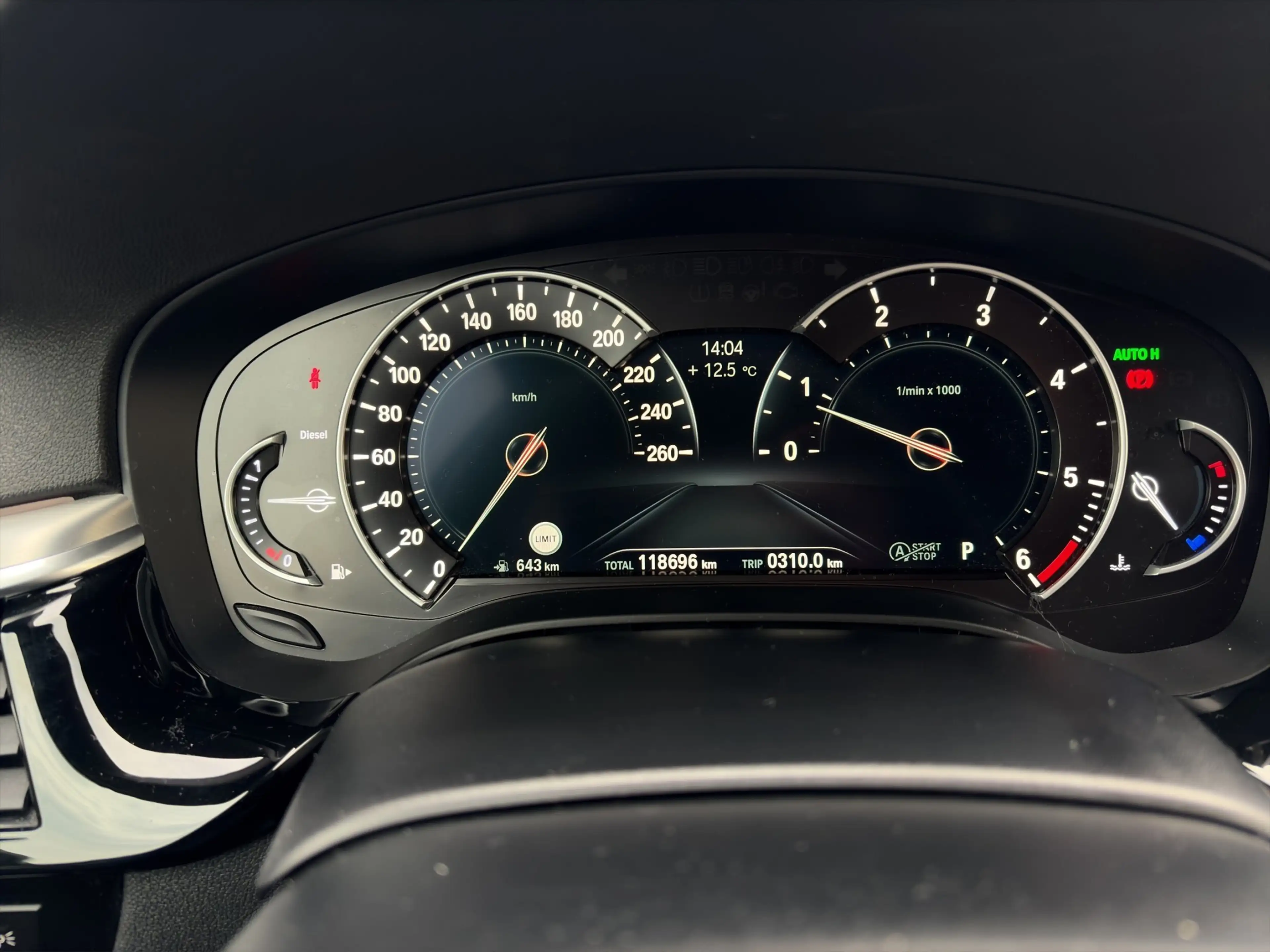 BMW 520 d xDrive Touring M-Sport — photo 9