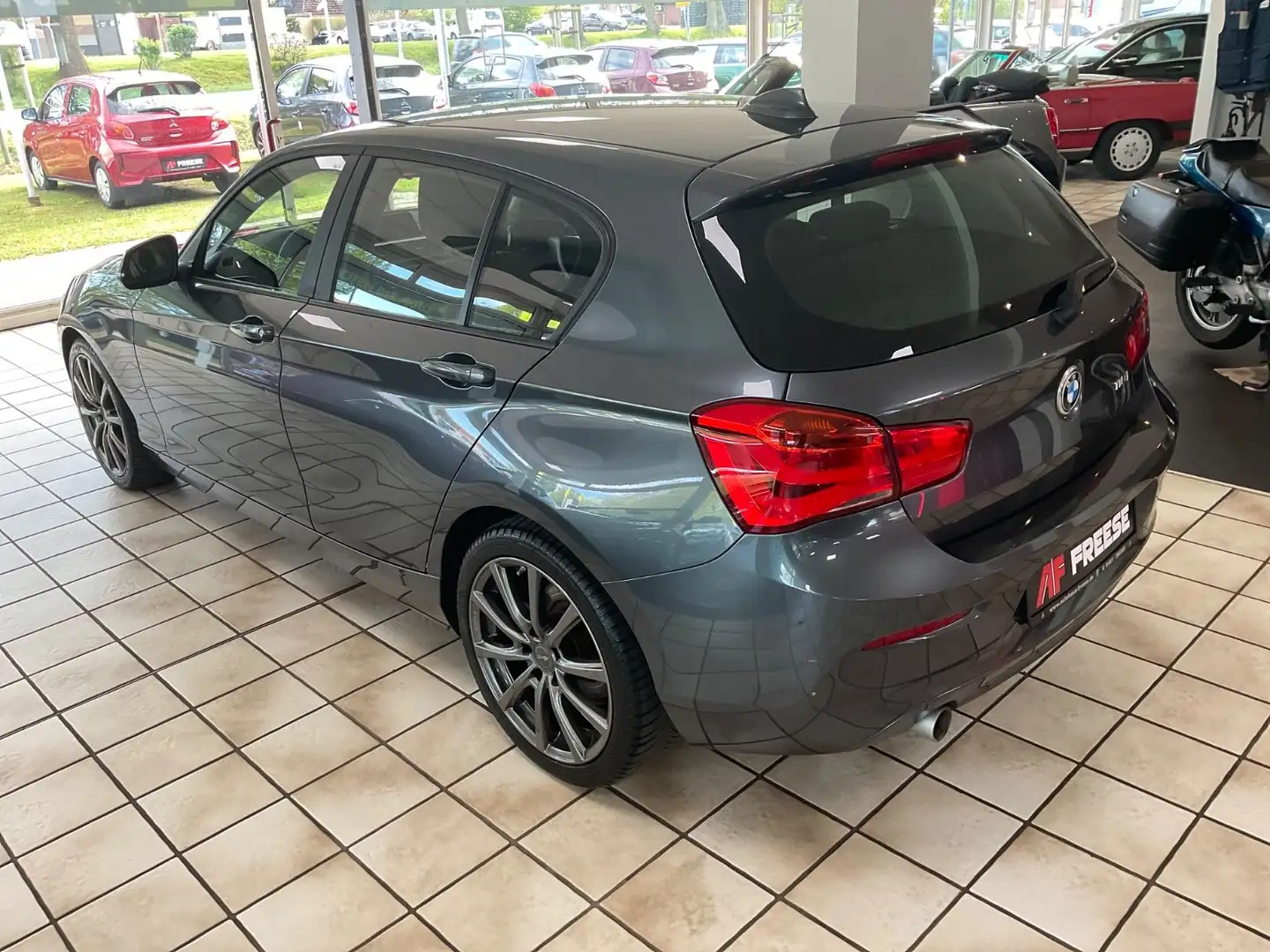 BMW 118 Baureihe 1 Lim. 5-trg. 118 i Grau - 2
