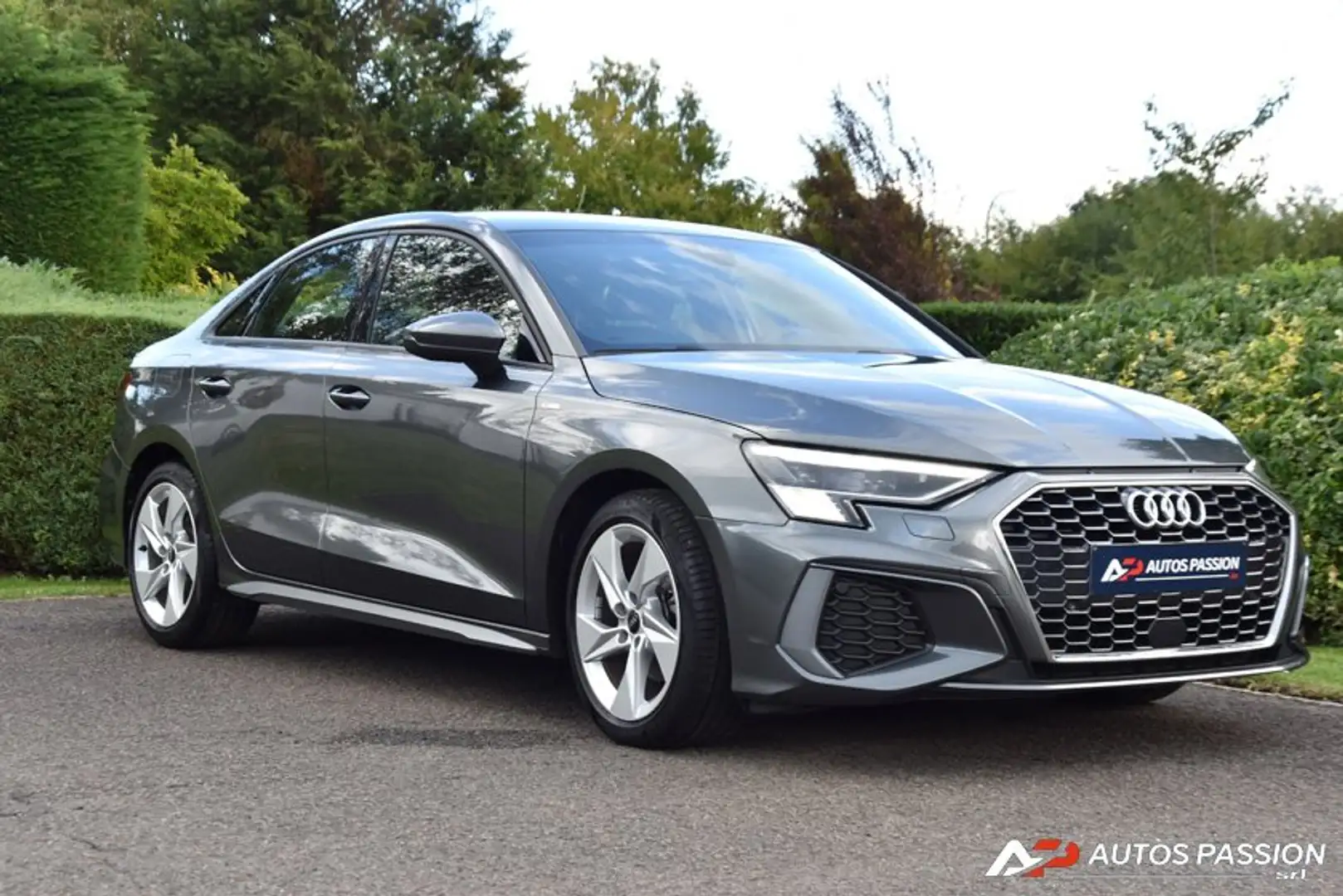 Audi A3 30 TFSI S-Tronic S-Line | Carplay | Matrix LED Grijs - 2
