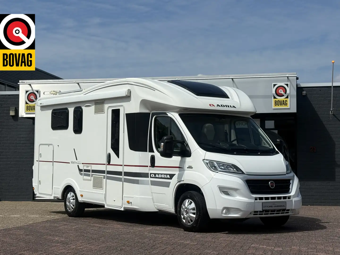 Adria MATRIX M 600SC Deluxe 131 pk queensbed+hefbed Weiß - 1