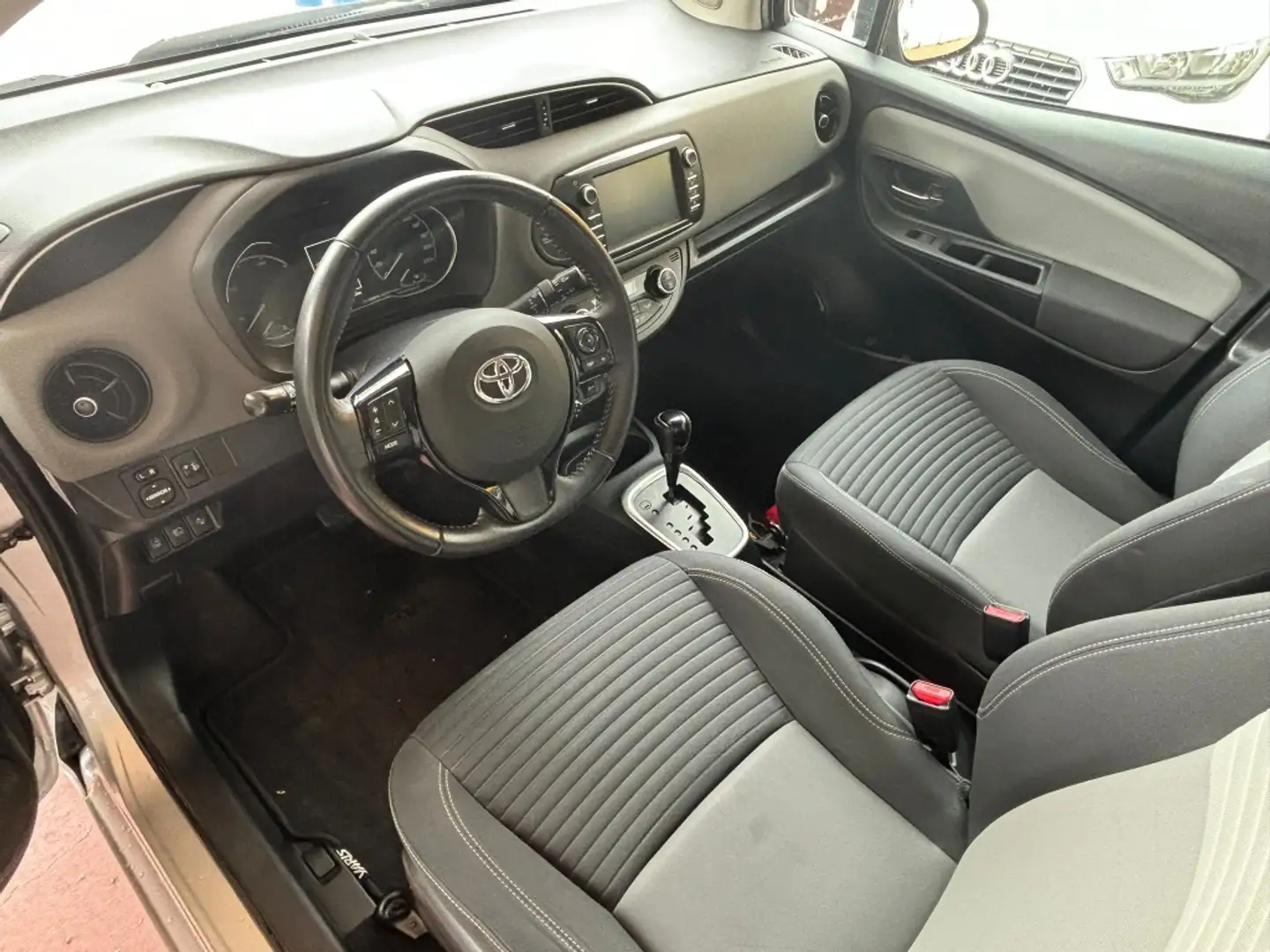 Toyota Yaris HSD 1.5 Active Plateado - 2