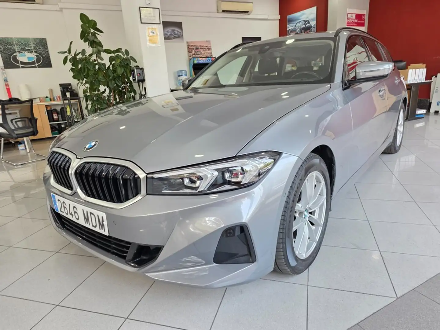 BMW 318 318d Auto.Touring Gris - 2