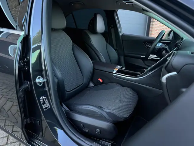 Mercedes-Benz C-Class view 30