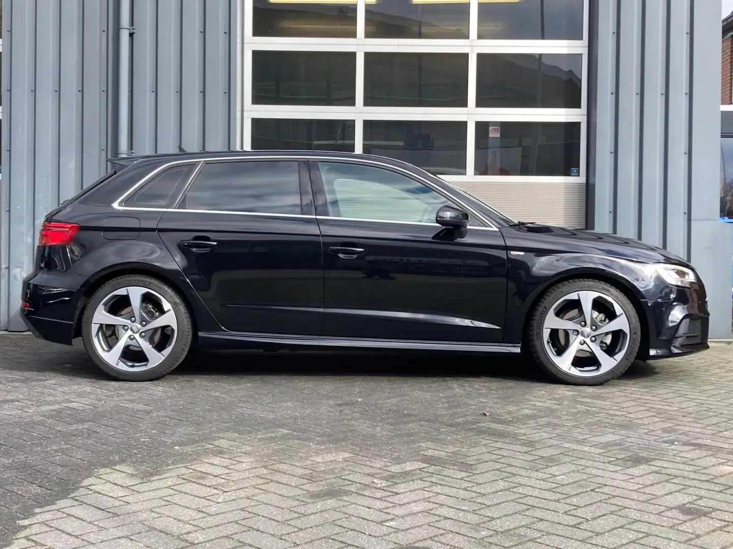 Audi A3 Sportback 1.0 TFSI Sport S Line Edition Automaat, Zwart - 2