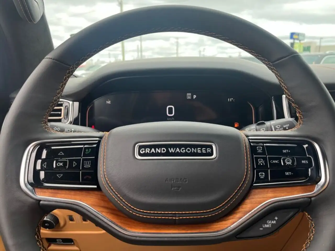Jeep Grand Wagoneer снимка Jeep Grand Wagoneer