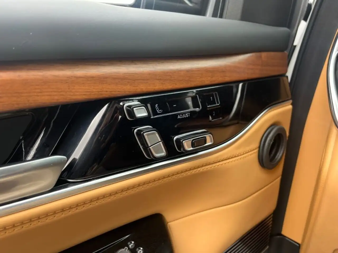 Jeep Grand Wagoneer снимка Jeep Grand Wagoneer