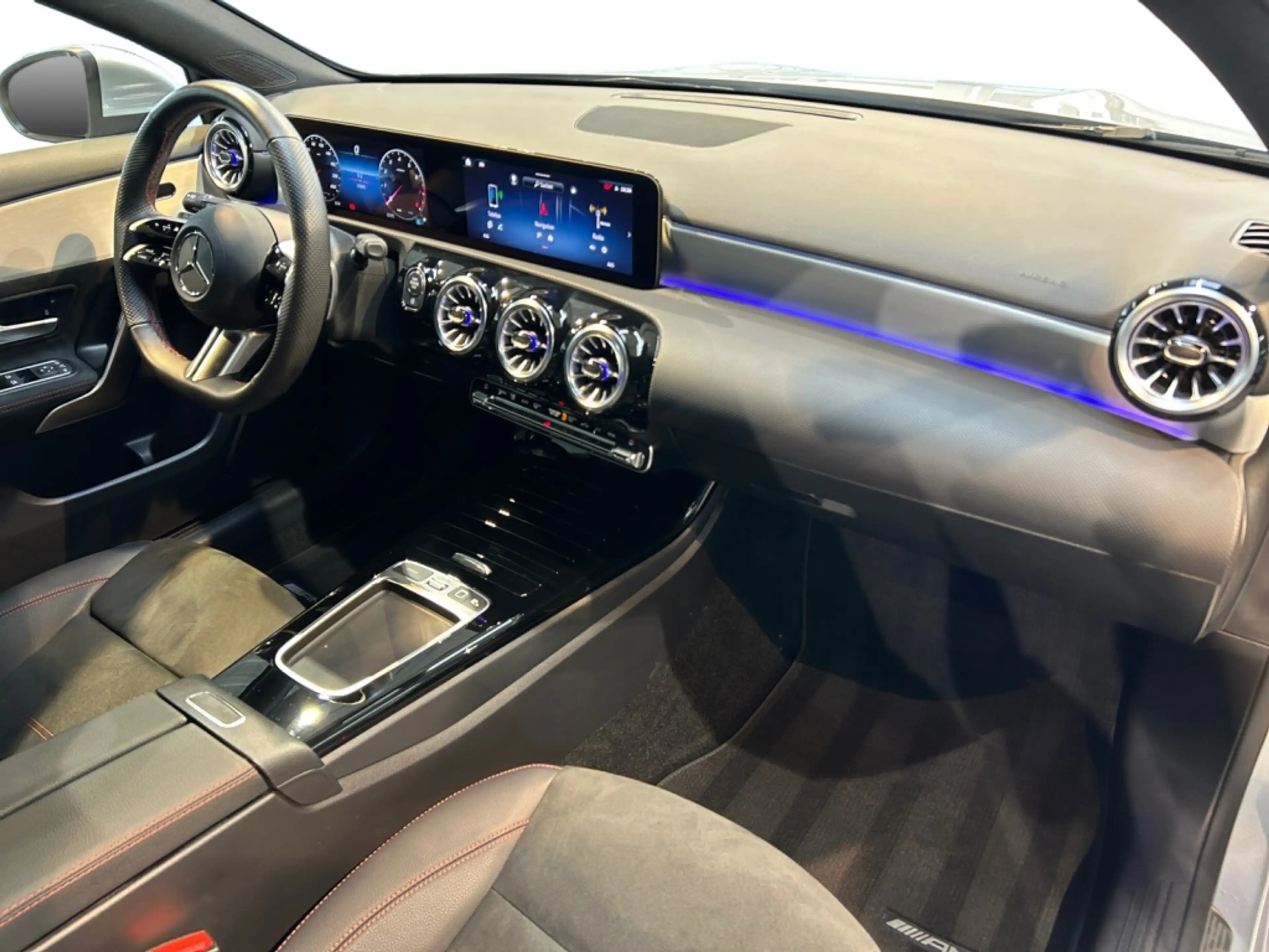 Mercedes-Benz A 200 AMG AMG+MBUX+Wide+360+Cam+LED+Navi+AUT+PTS — photo 11