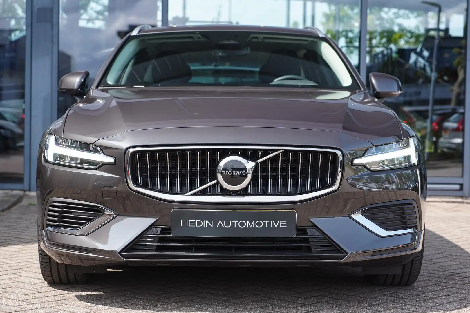 Volvo V60 T6 Plug-in Hybride AWD Core Bright | 2.000 KG trek Grijs - 2