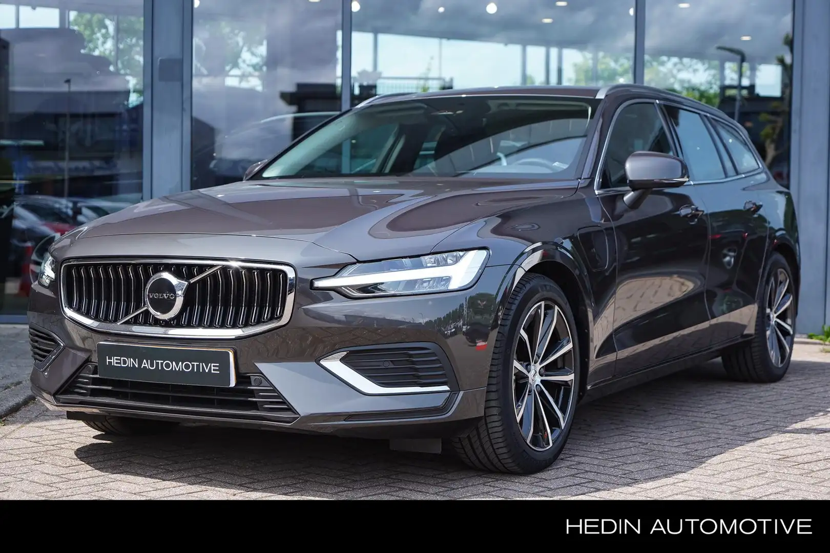 Volvo V60 T6 Plug-in Hybride AWD Core Bright | 2.000 KG trek Grijs - 1