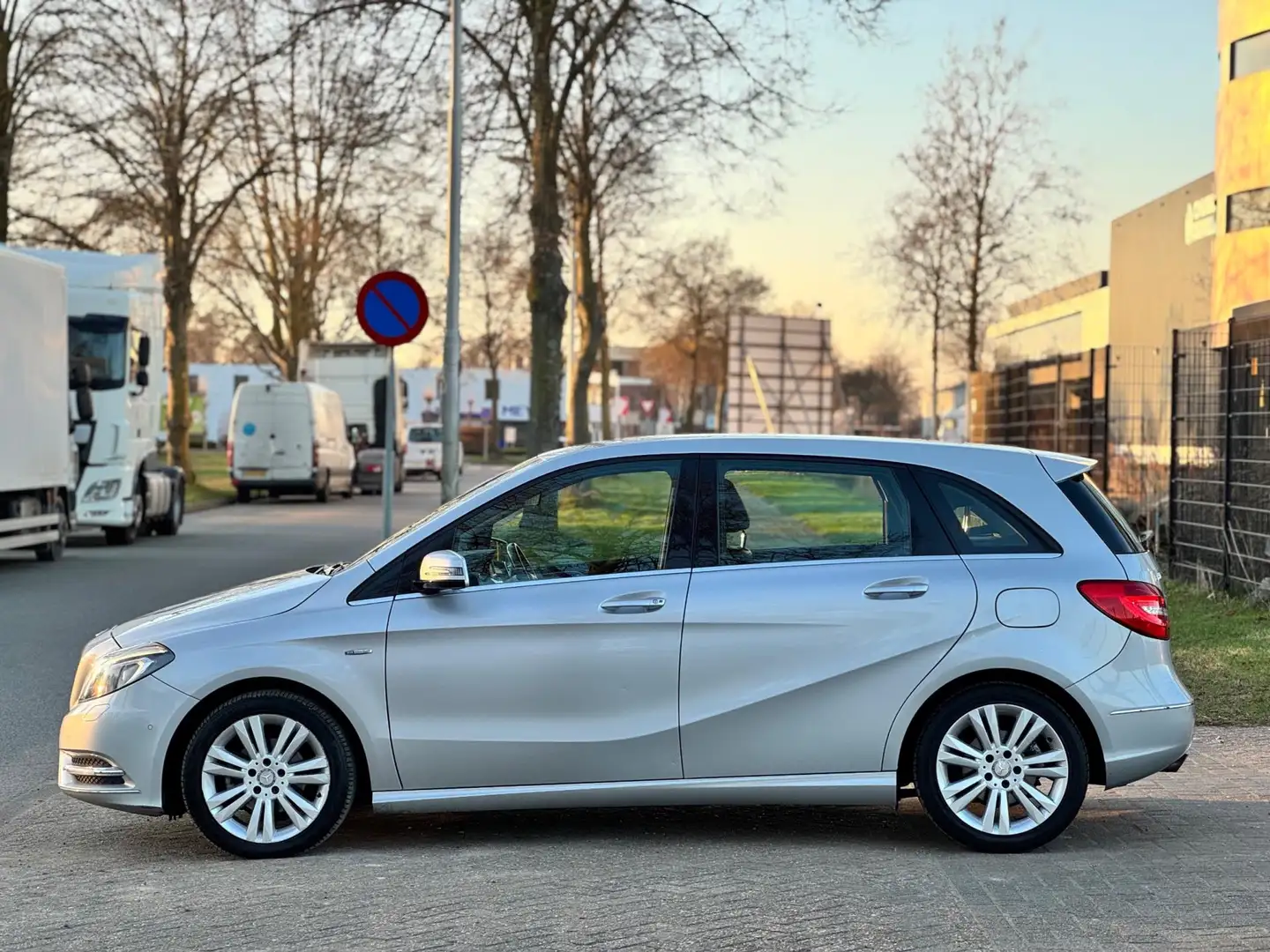 Mercedes-Benz B 180 Ambition|6BAK|XENON|NAVI|STOELVERW|LEDER Gris - 2
