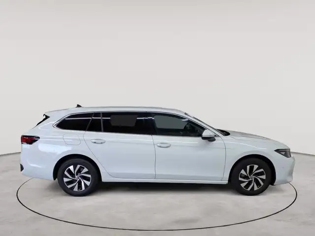 Volkswagen Passat view 3