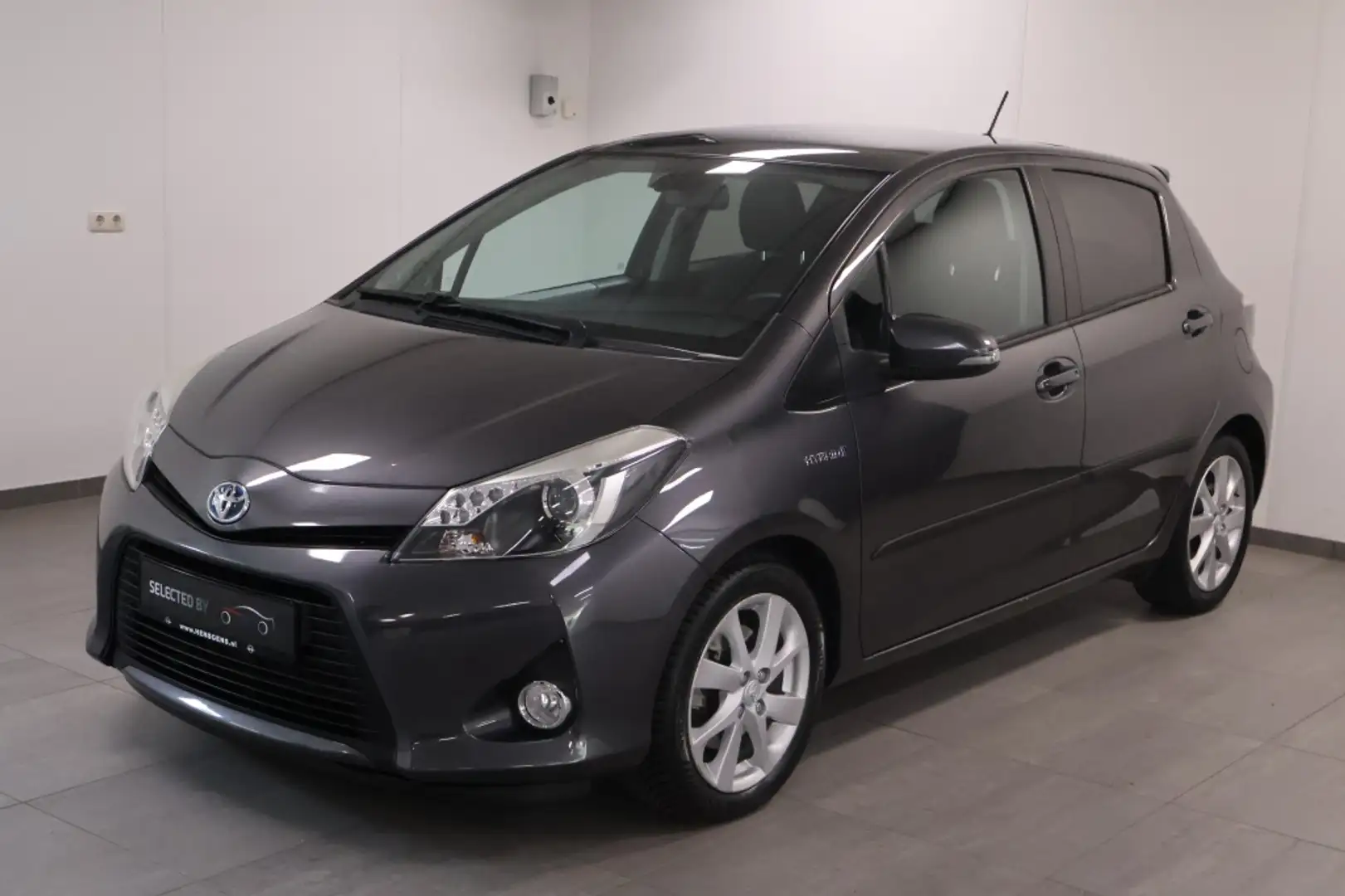 Toyota Yaris 1.5 Full Hybrid Dynamic | All Season Banden Grijs - 1