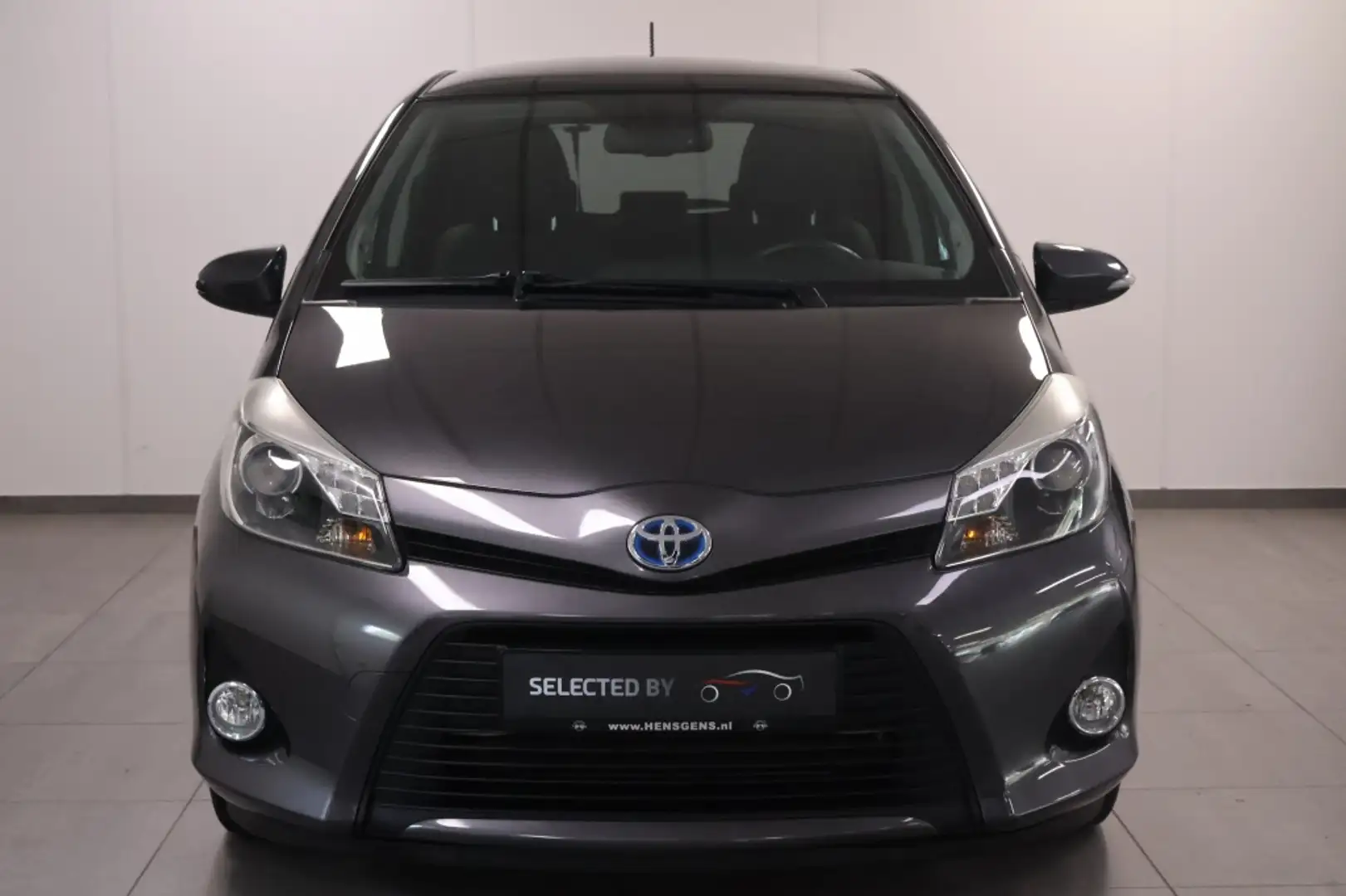 Toyota Yaris 1.5 Full Hybrid Dynamic | All Season Banden Grijs - 2