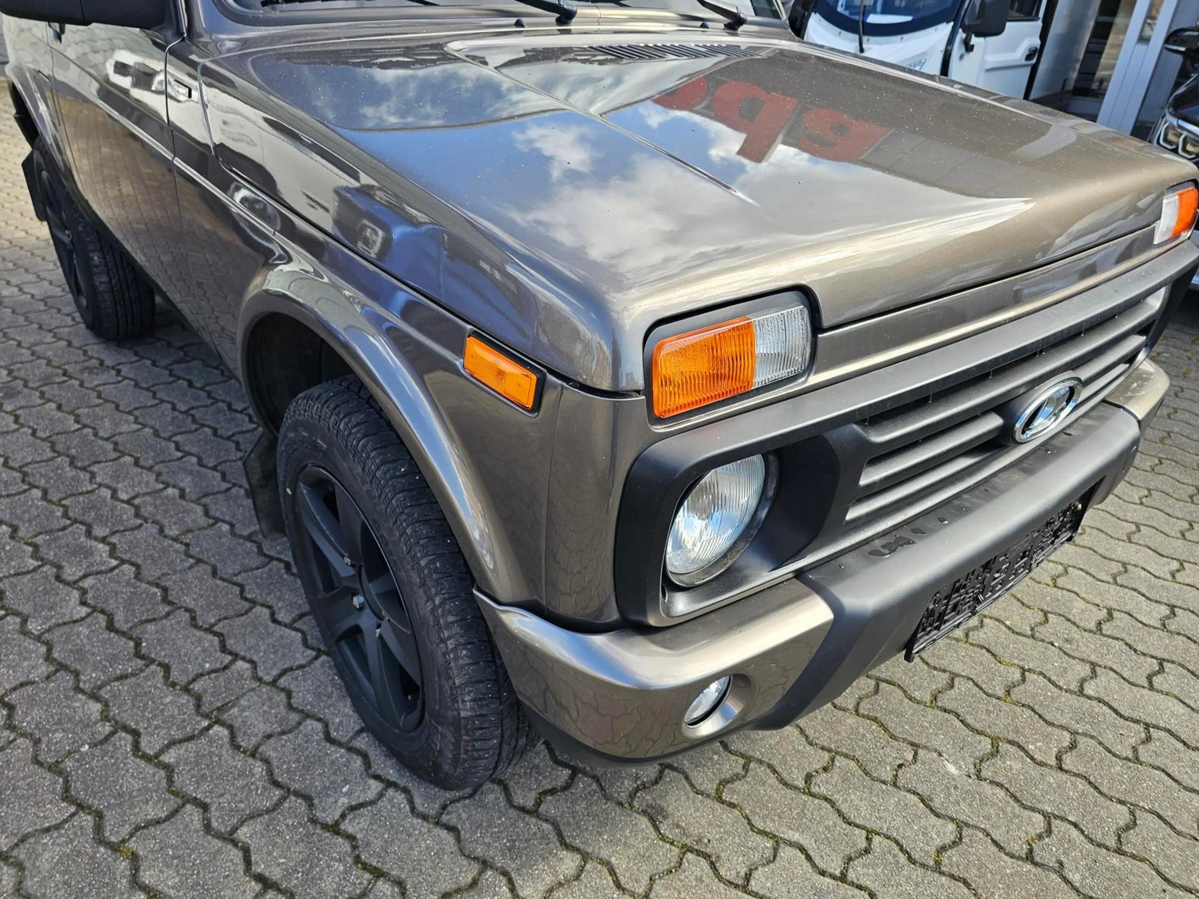 Lada Niva 1.7i 4x4 BLACK EDITION+RADIO+AHK+ALLWETTER+ — photo 6
