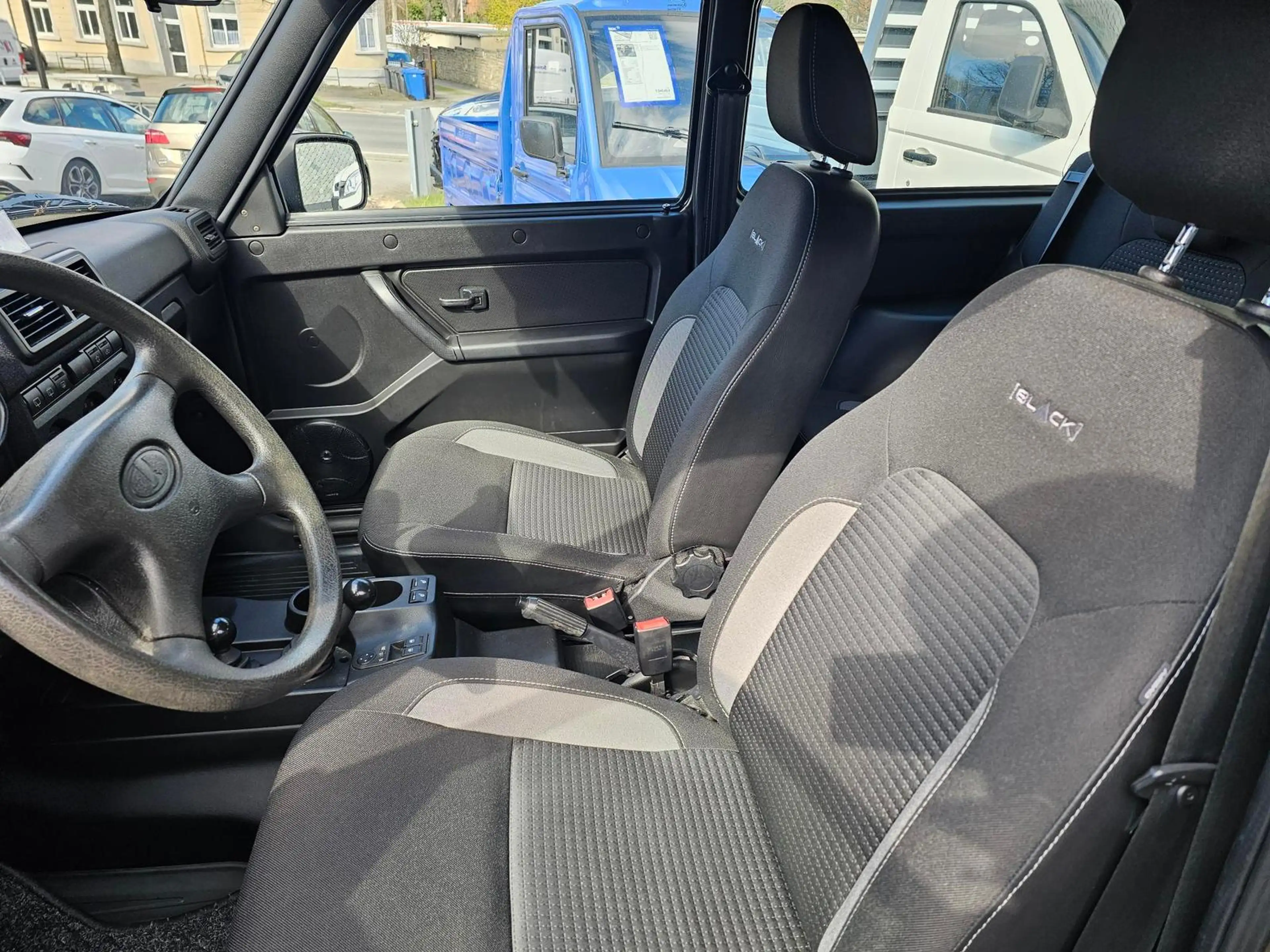 Lada Niva 1.7i 4x4 BLACK EDITION+RADIO+AHK+ALLWETTER+ — photo 9