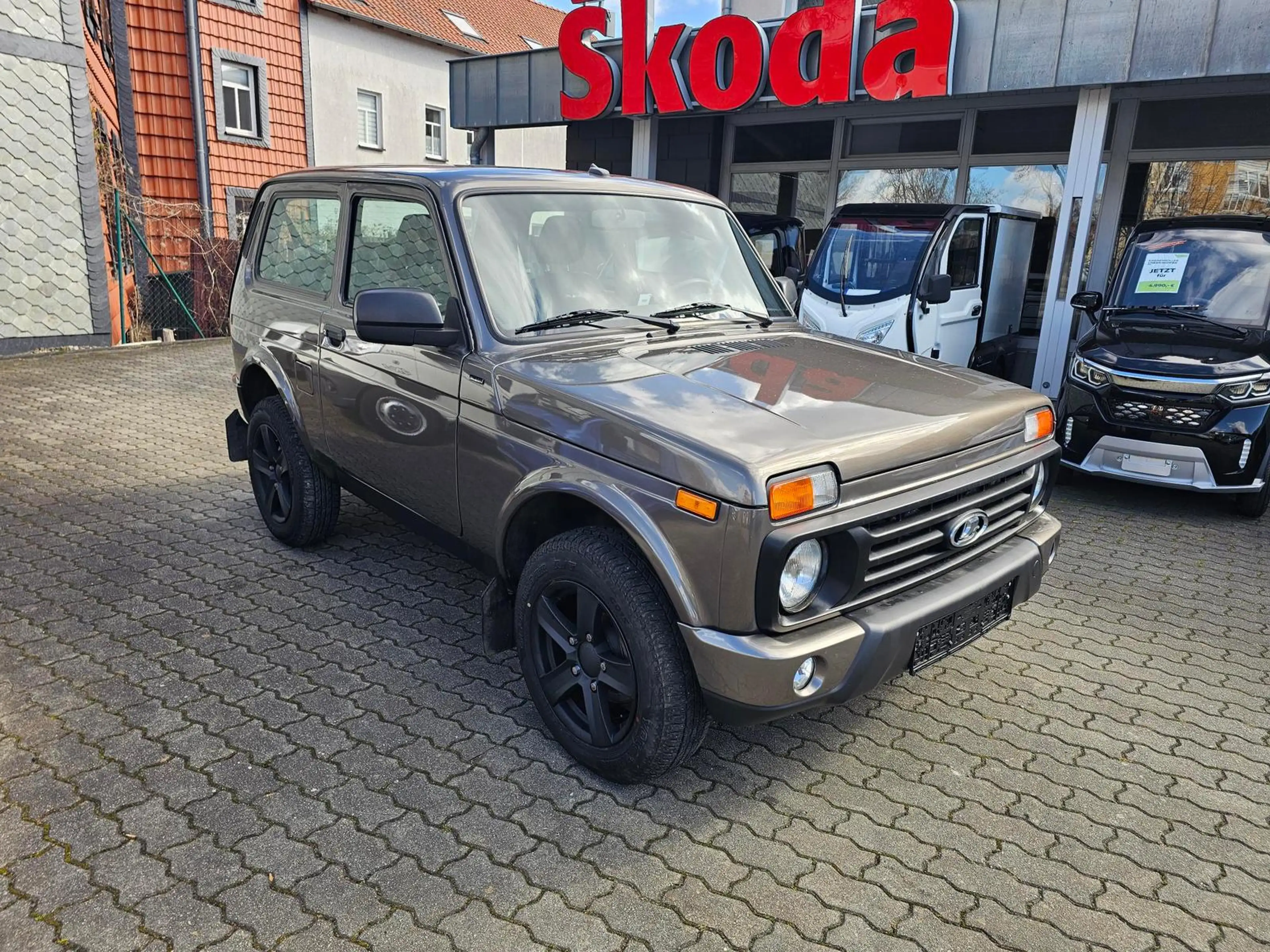 Lada Niva 1.7i 4x4 BLACK EDITION+RADIO+AHK+ALLWETTER+ — photo 2