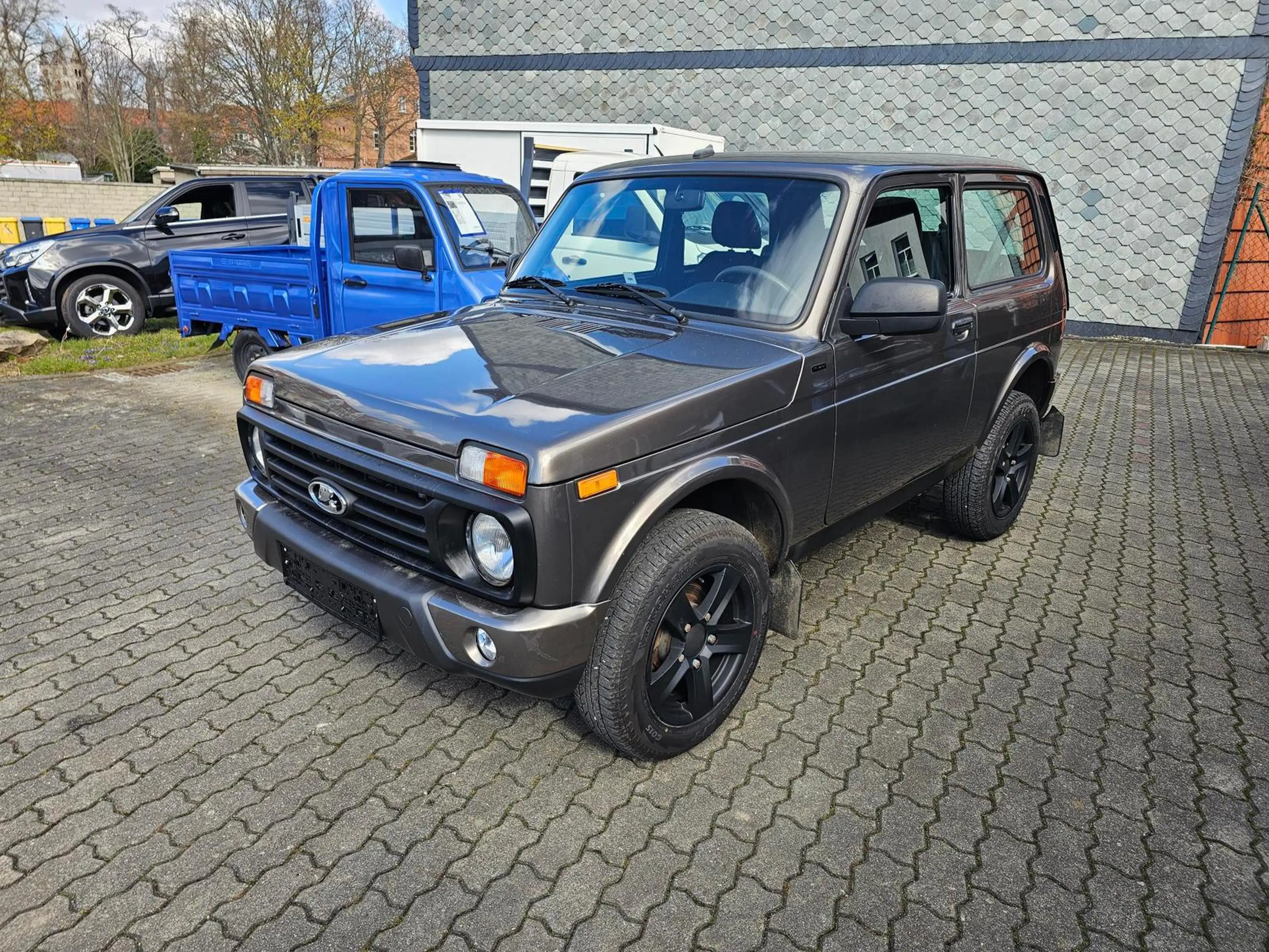 Lada Niva 1.7i 4x4 BLACK EDITION+RADIO+AHK+ALLWETTER+