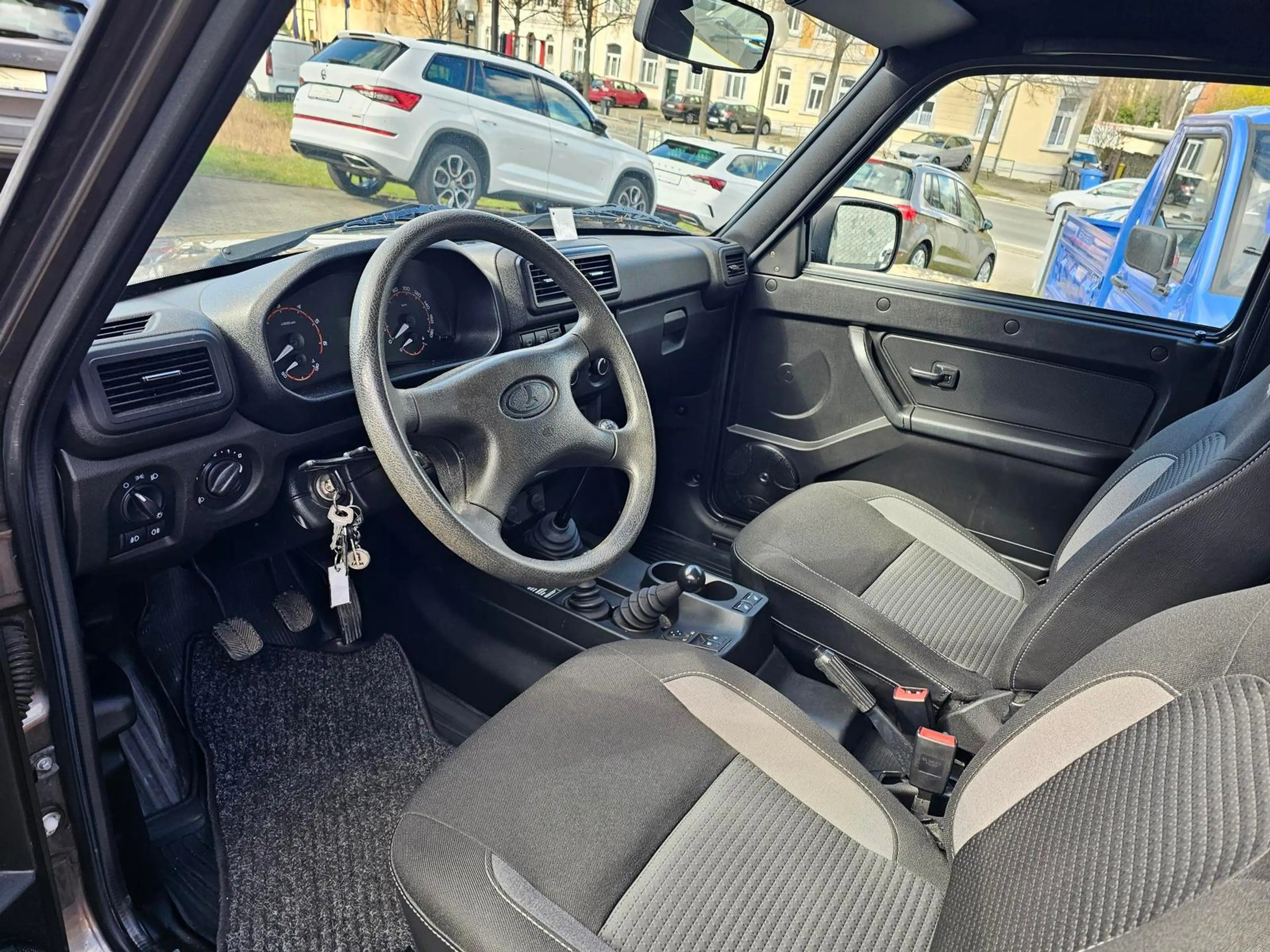 Lada Niva 1.7i 4x4 BLACK EDITION+RADIO+AHK+ALLWETTER+ — photo 7