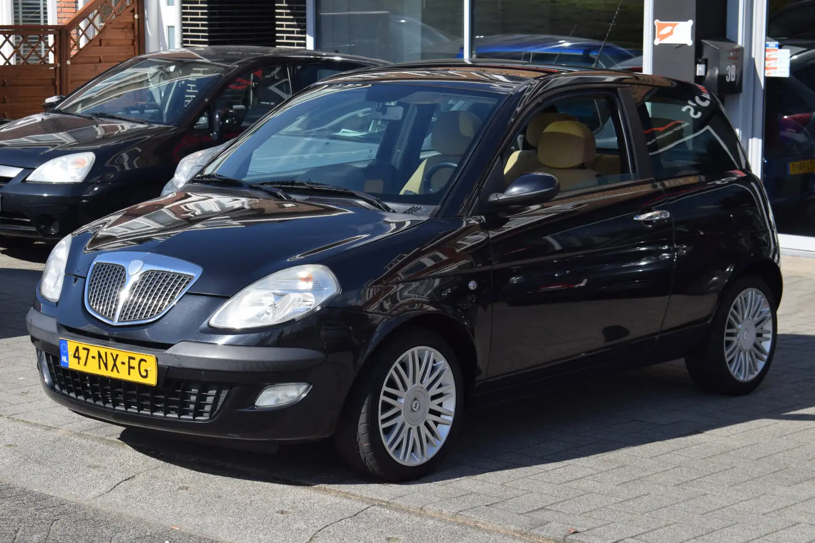 Lancia Ypsilon 1.2-16V Platino NAP Airco Cruise Pano Nero - 2