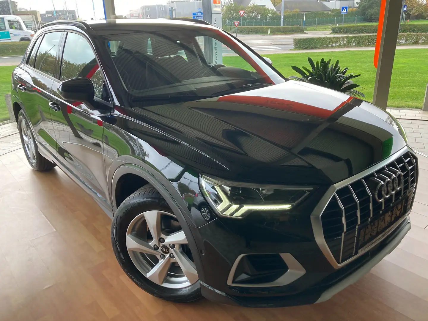 Audi Q3 Advanced -AUTOMAAT -Airco -App -LED -ACC -ARCamera Zwart - 2