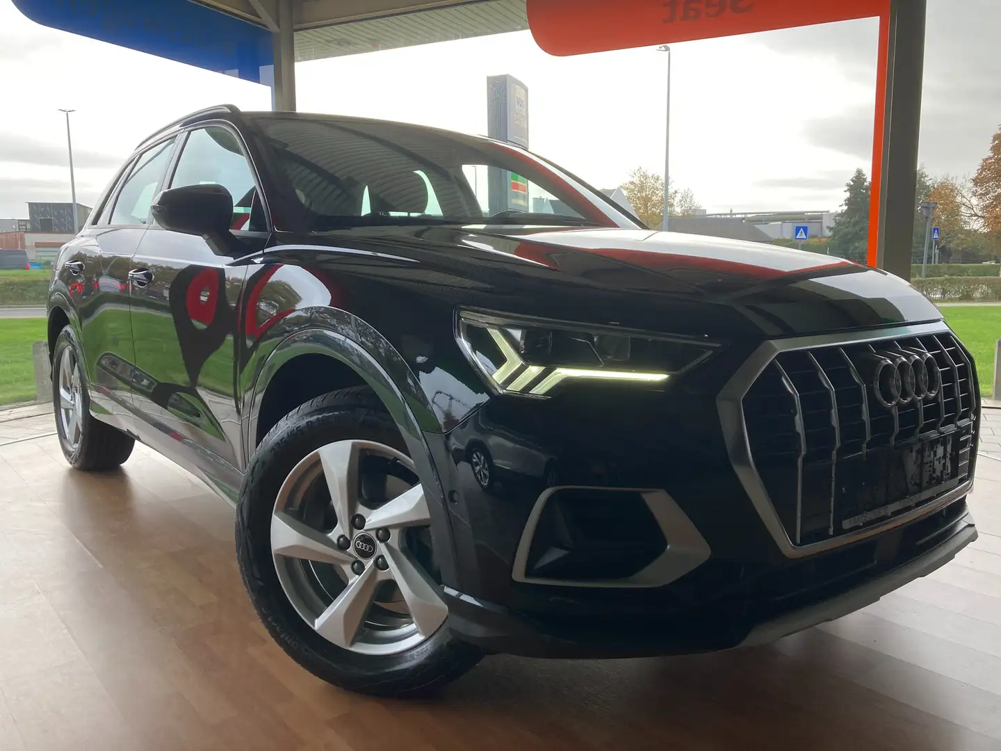 Audi Q3 Advanced -AUTOMAAT -Airco -App -LED -ACC -ARCamera Zwart - 1