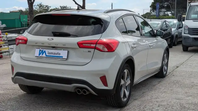 Ford Focus view 3