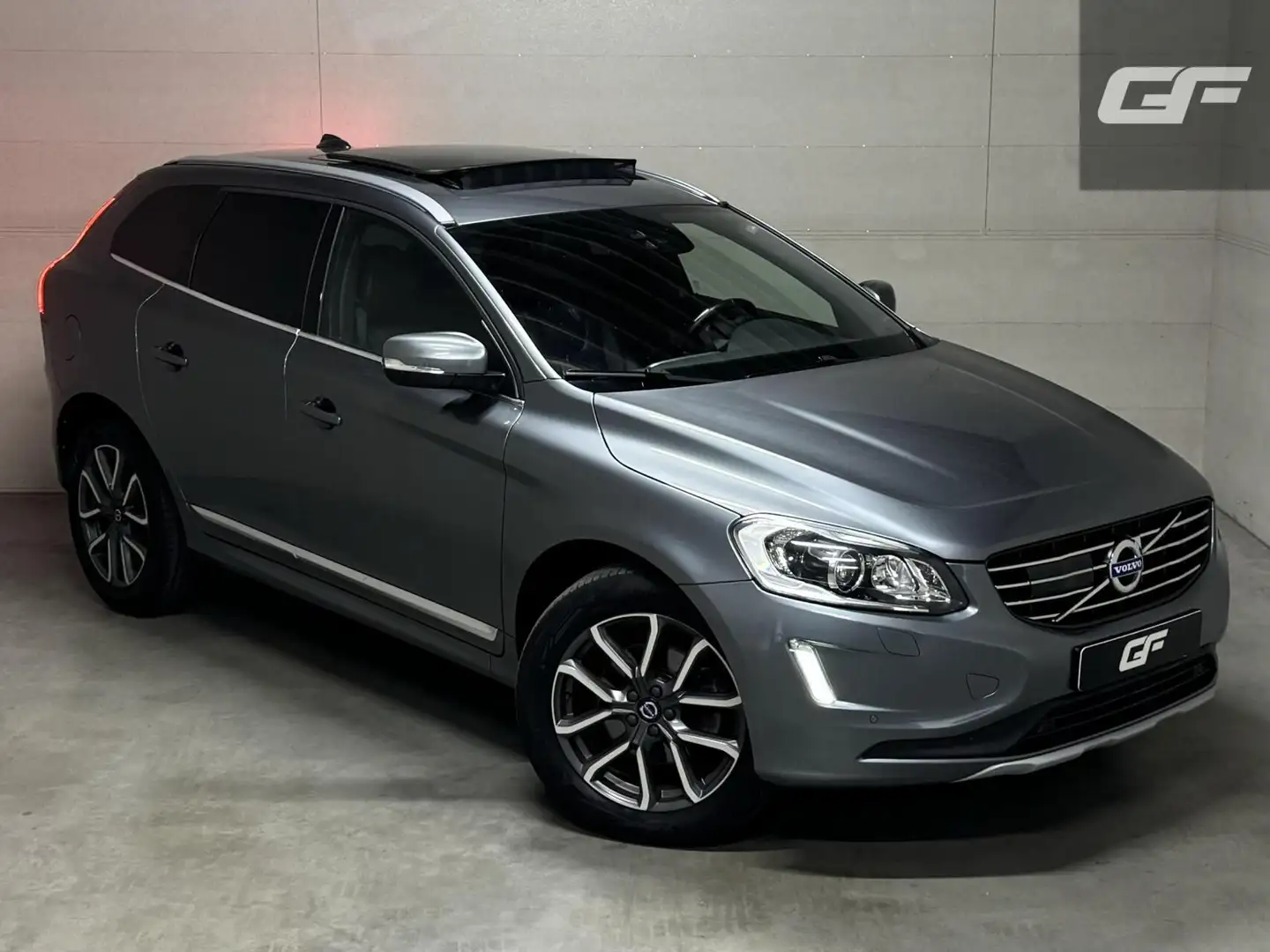 Volvo XC60 2.4 D5 AWD Grijskenteken Pano Leer ACC Memory Trek Grau - 2