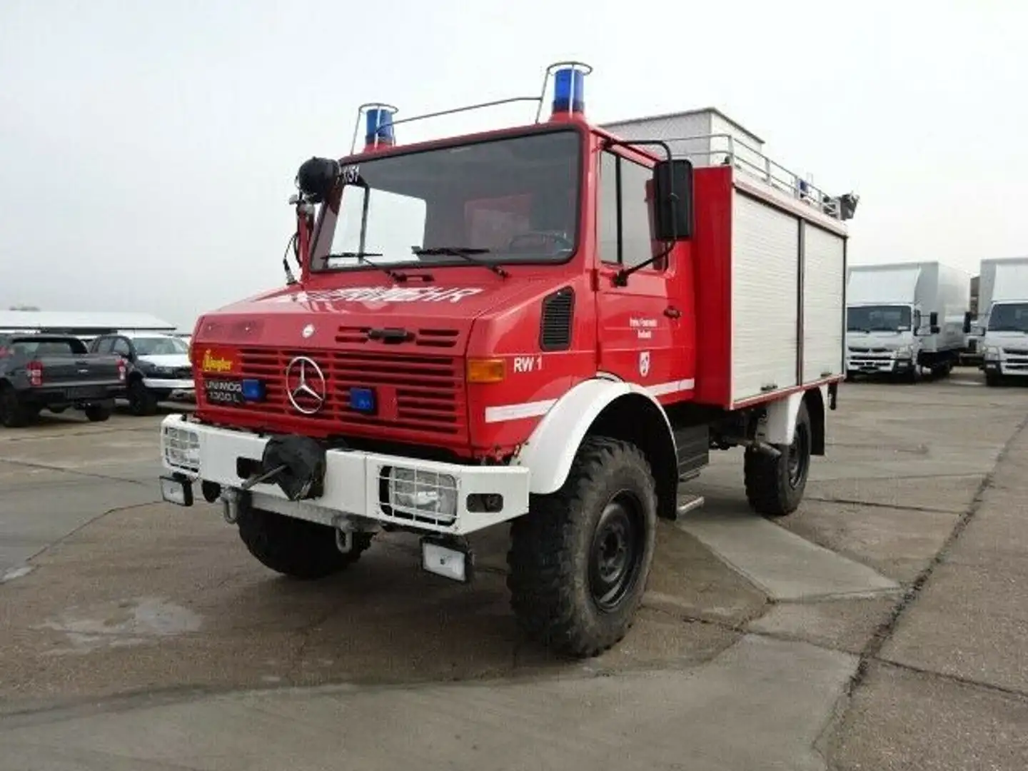 Unimog U1300L Feuerwehr Gerätewagen Rot - 2