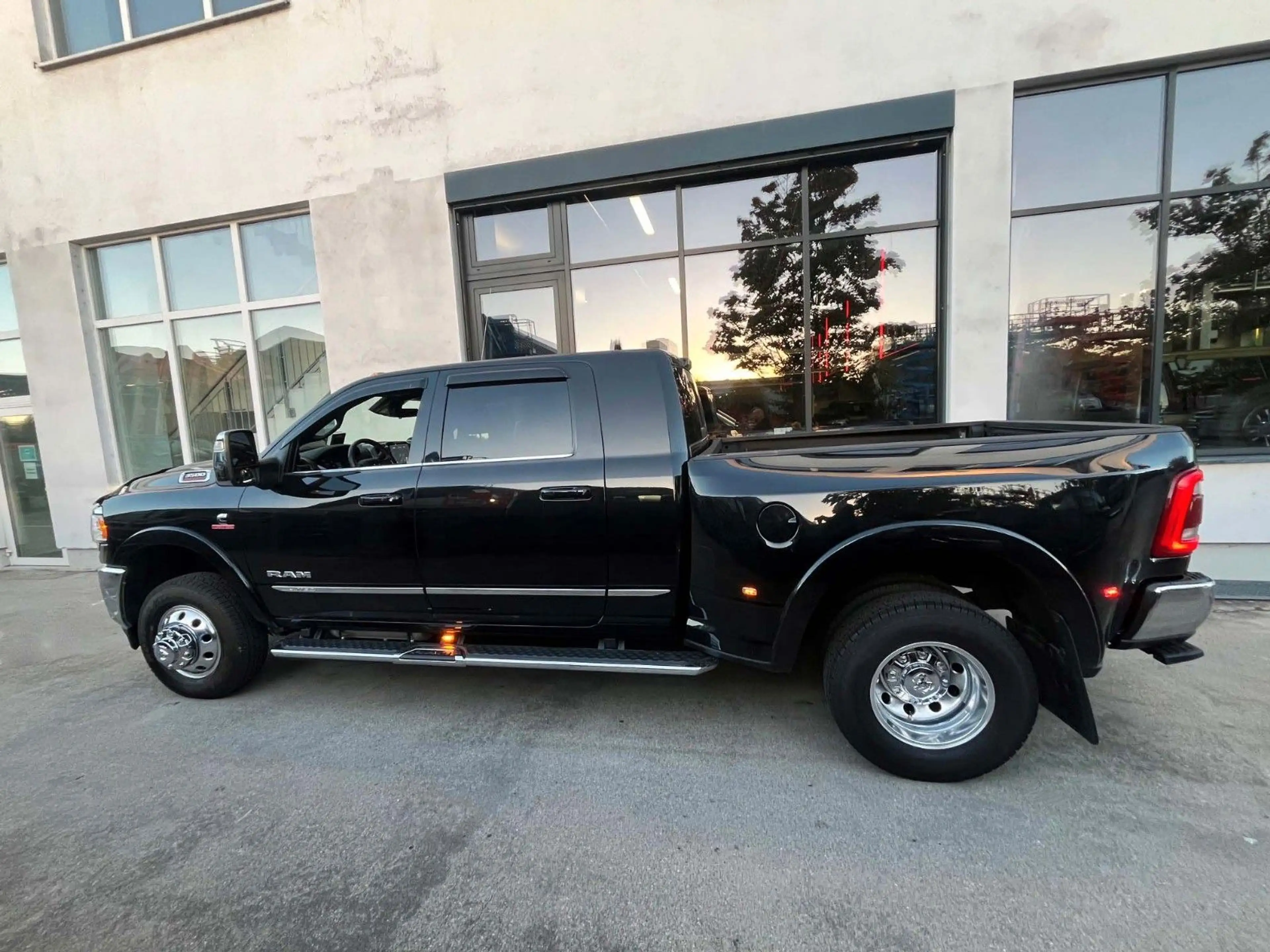 Dodge RAM 3500 Dually Mega Cab Limited 6.7 TD HO — photo 5