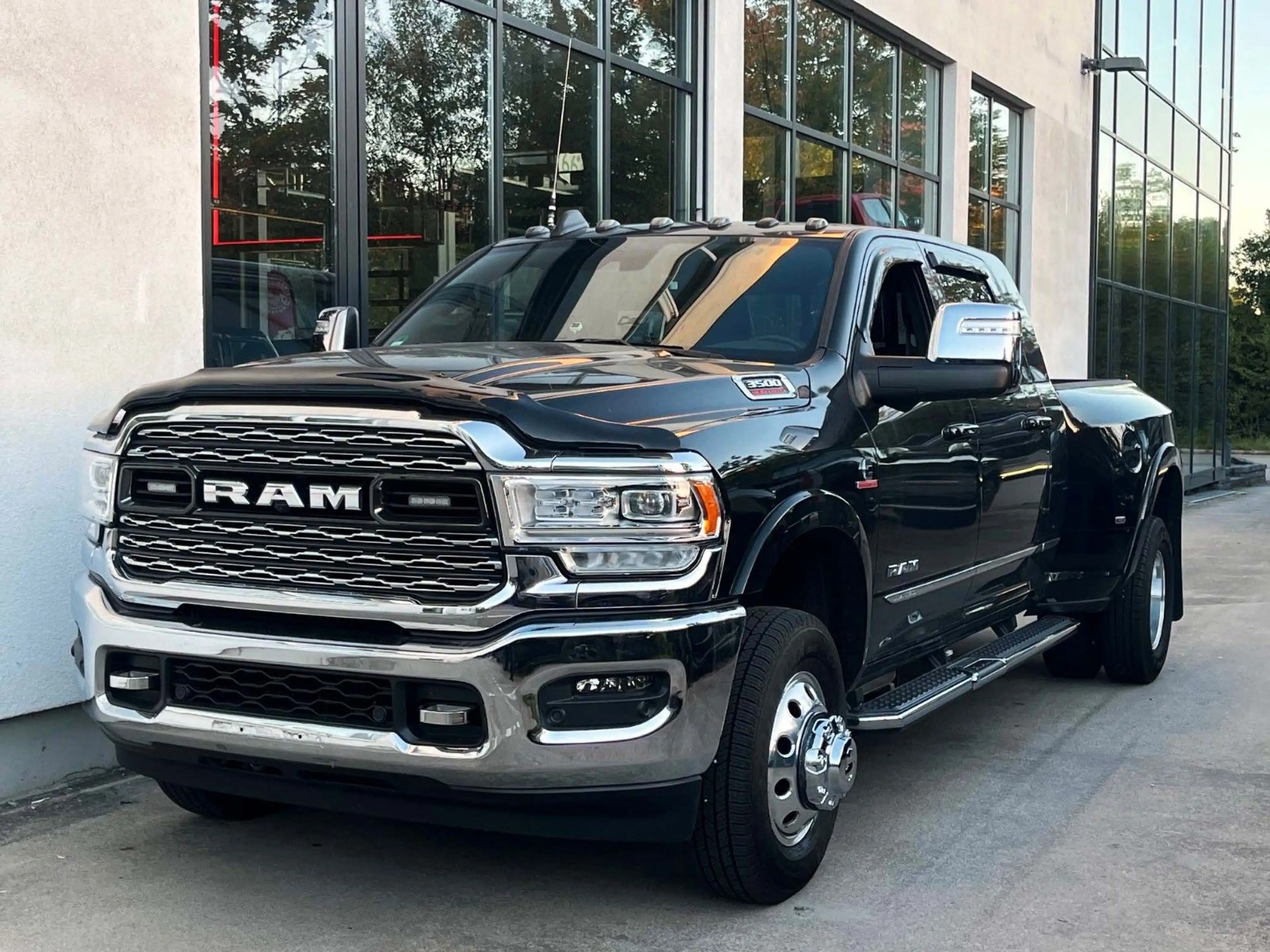 Dodge RAM 3500 Dually Mega Cab Limited 6.7 TD HO — photo 3