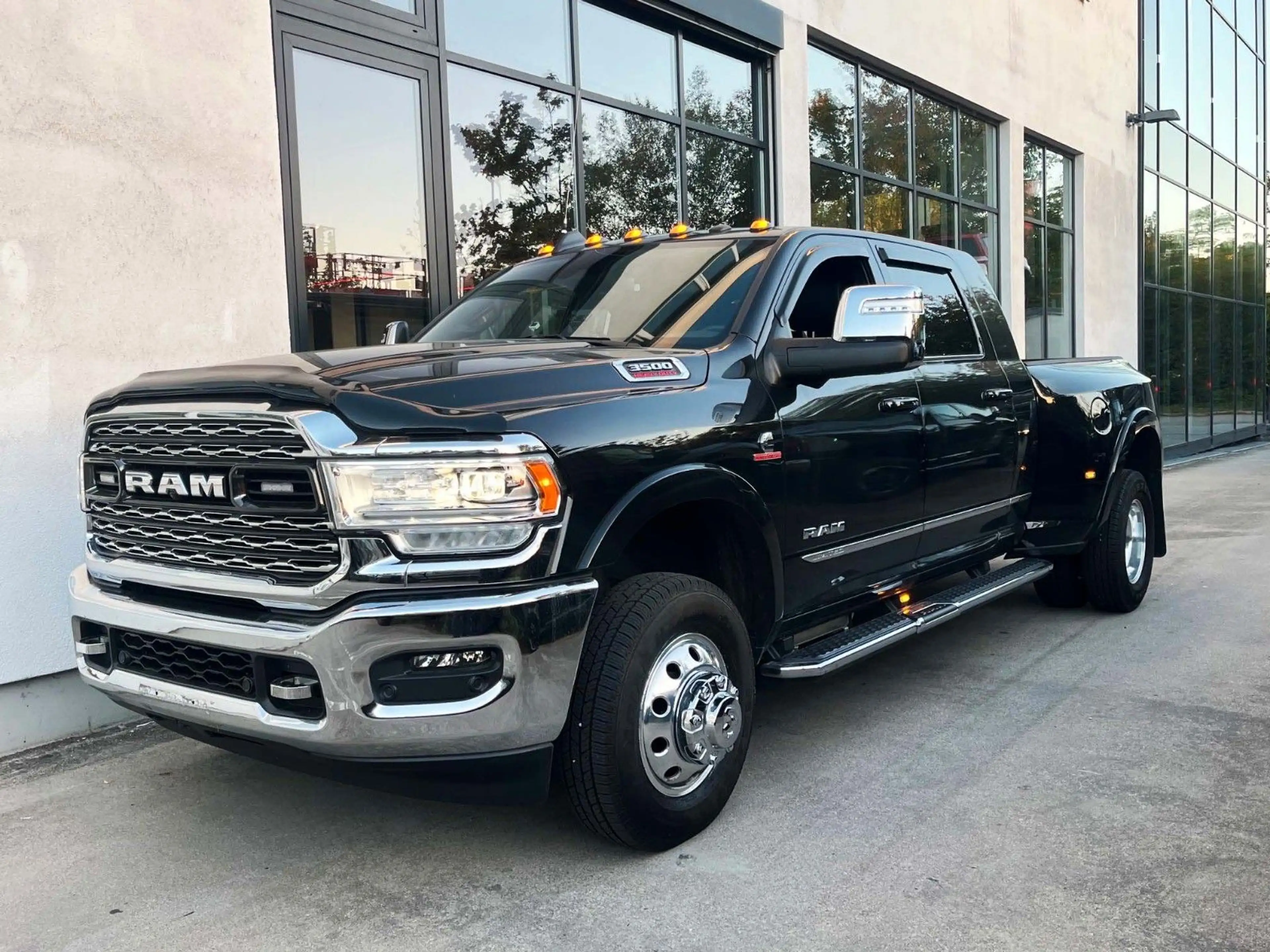 Dodge RAM 3500 Dually Mega Cab Limited 6.7 TD HO