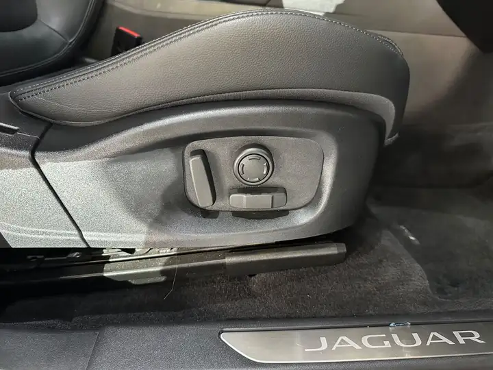 Jaguar E-Pace E-PACE AWD /Apple CarPlay /MEMORY / Standheizung – Foto 8
