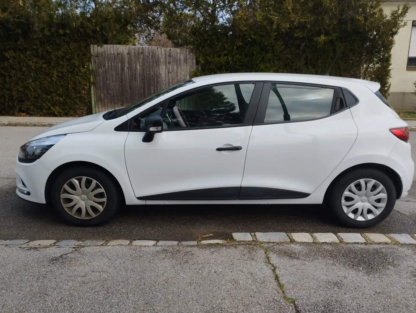 Renault Clio Life 1,2 16V 75 Weiß - 1