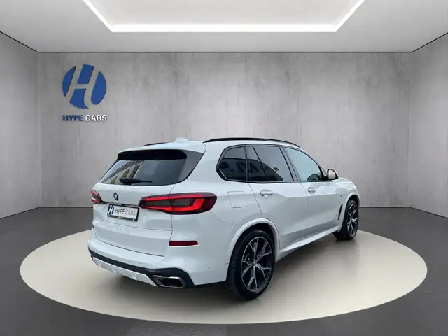 BMW X5 M view 4