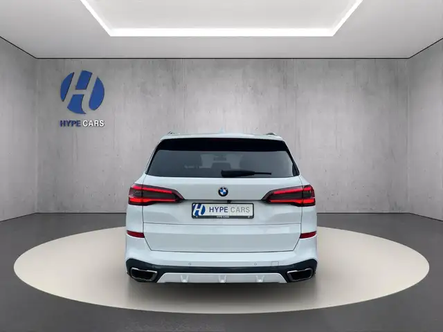 BMW X5 M view 8