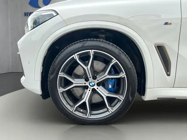 BMW X5 M view 10
