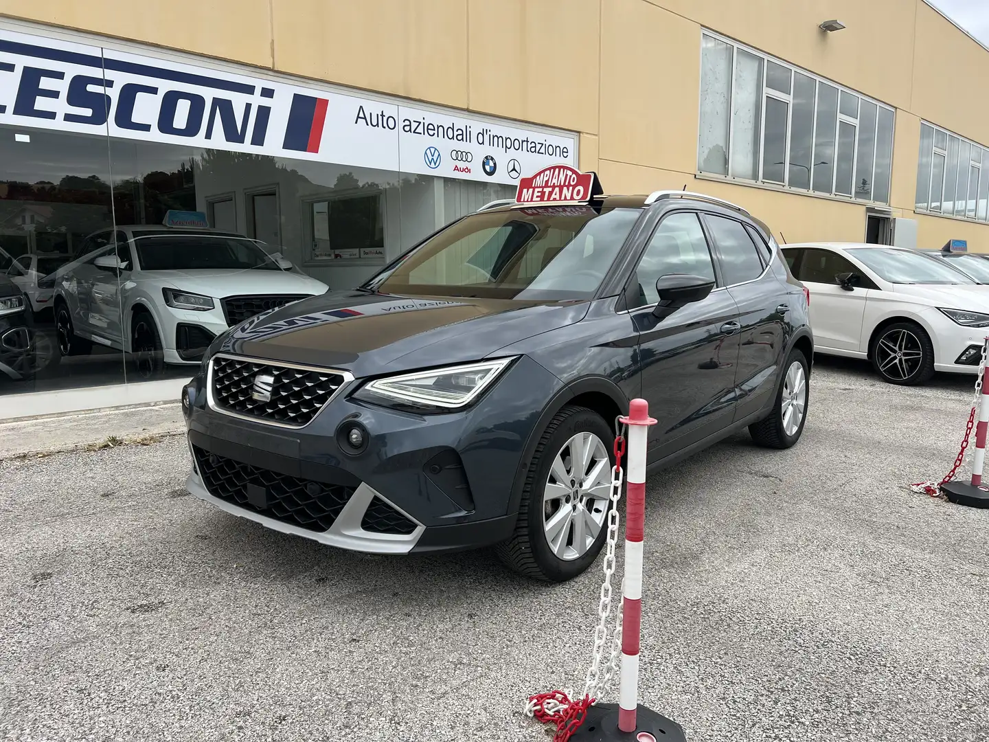 SEAT Arona 1.0 tgi Xperience 90cv Gris - 2